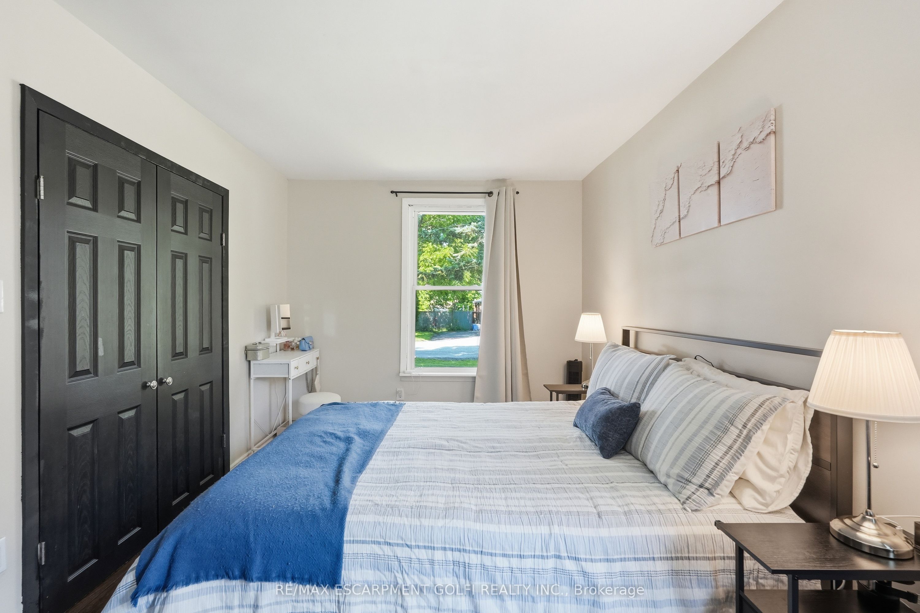 21 Renfrew Street E Property Photo 20