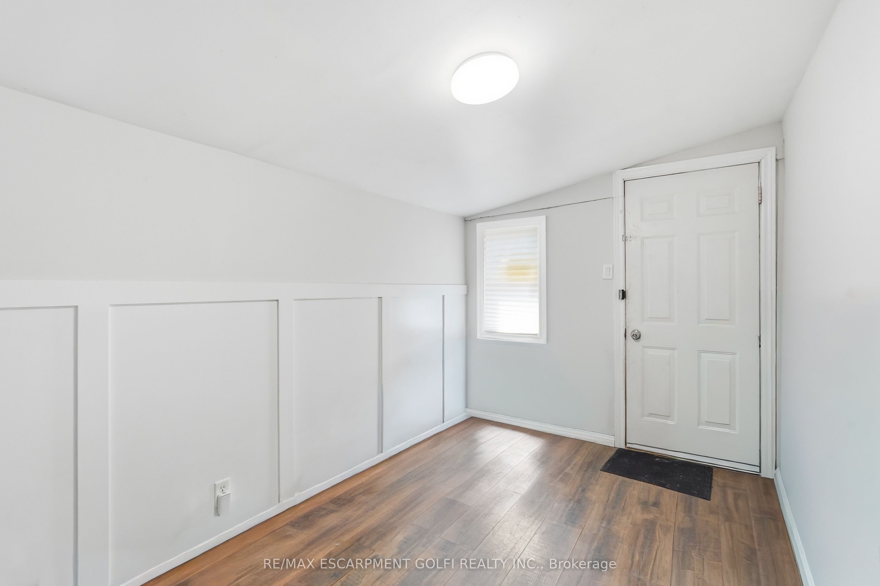 21 Renfrew Street E Property Photo 23