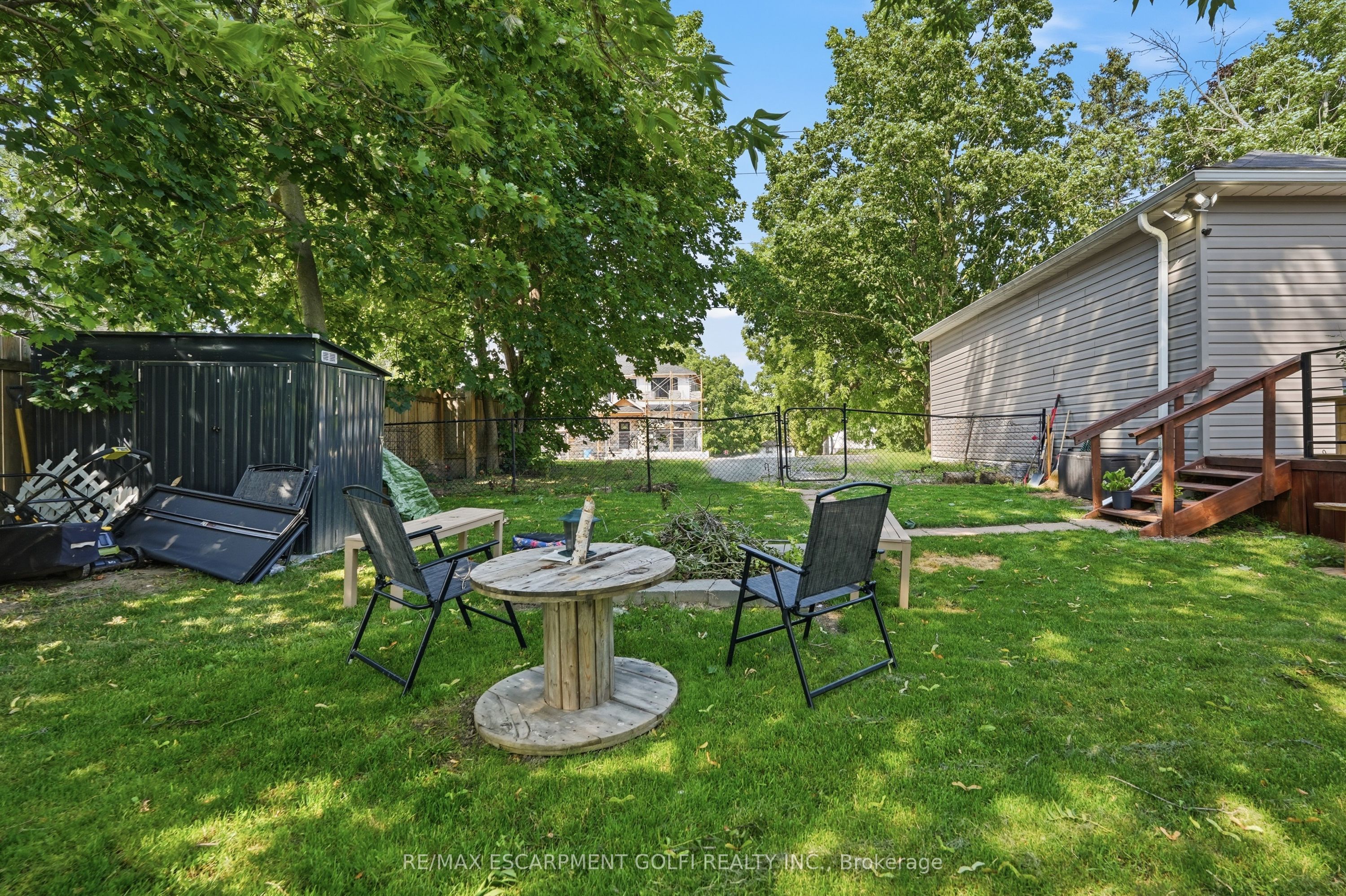 21 Renfrew Street E Property Photo 28