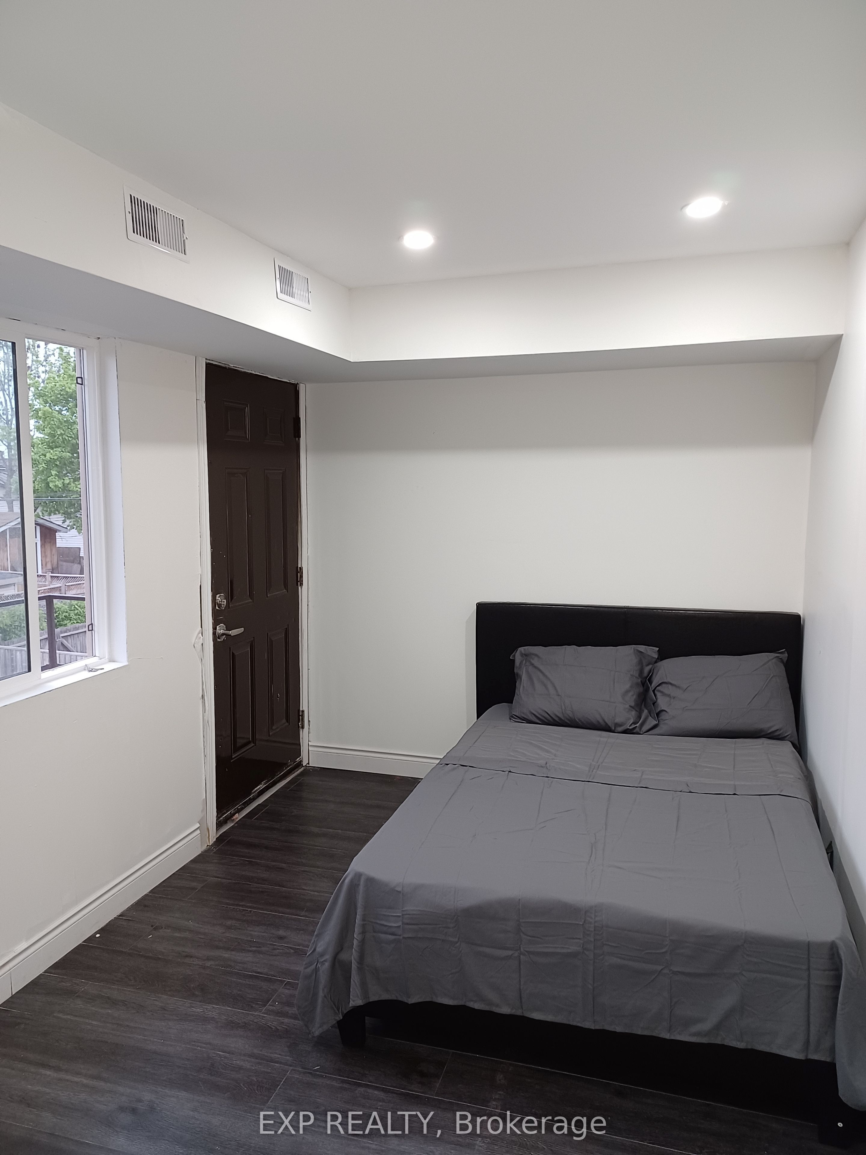 143 Sherman Avenue N Property Photo 6