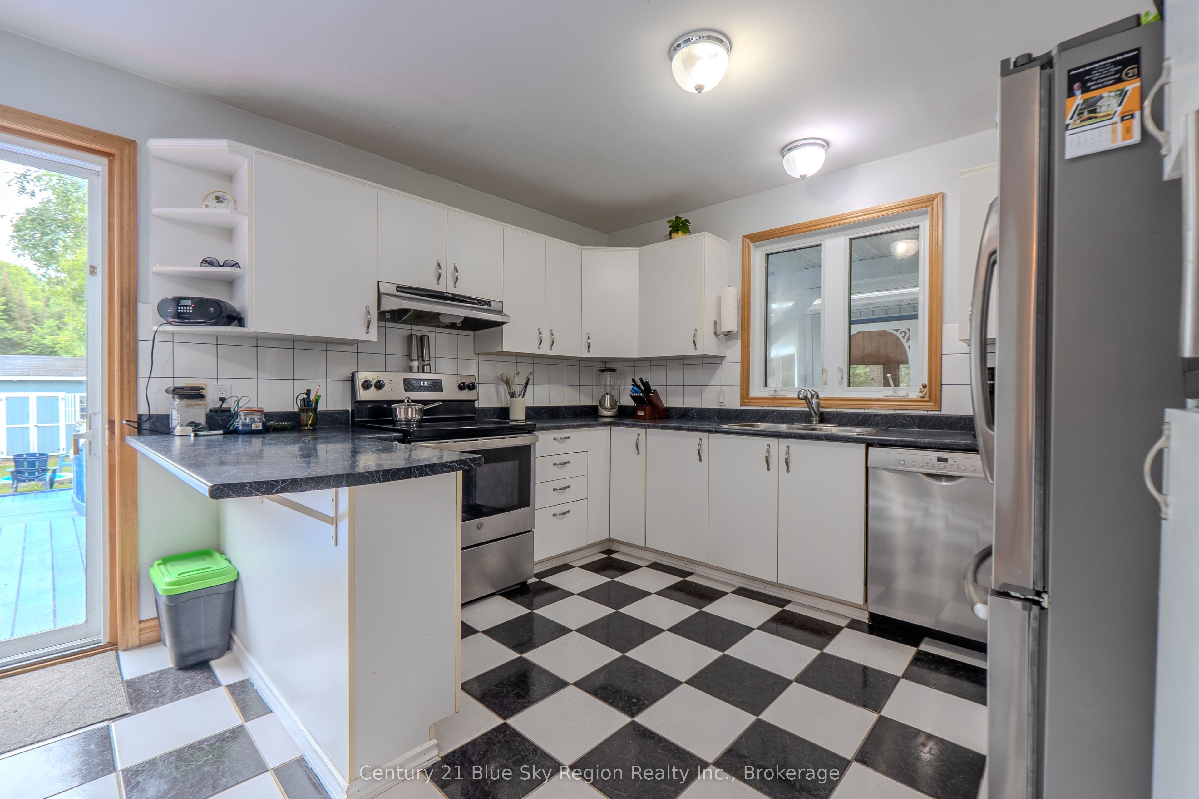 310 Pinecreek Crescent N Property Photo 11