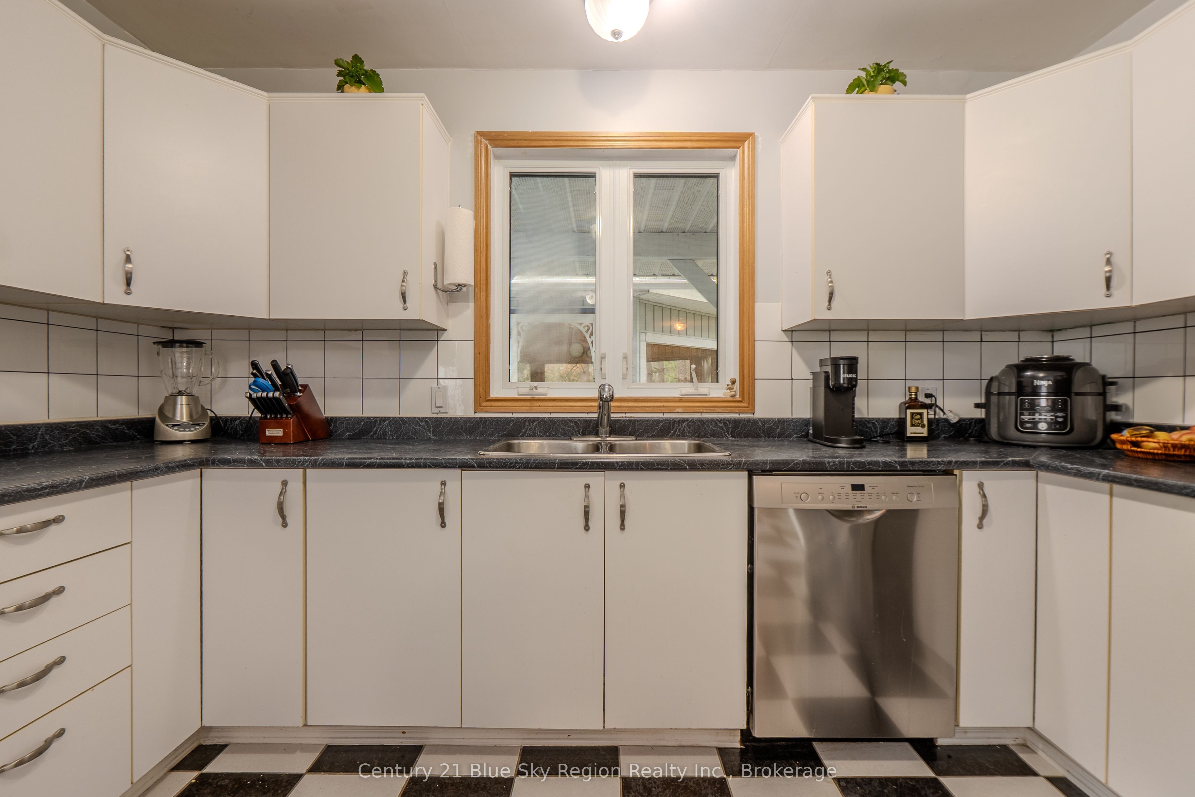 310 Pinecreek Crescent N Property Photo 12