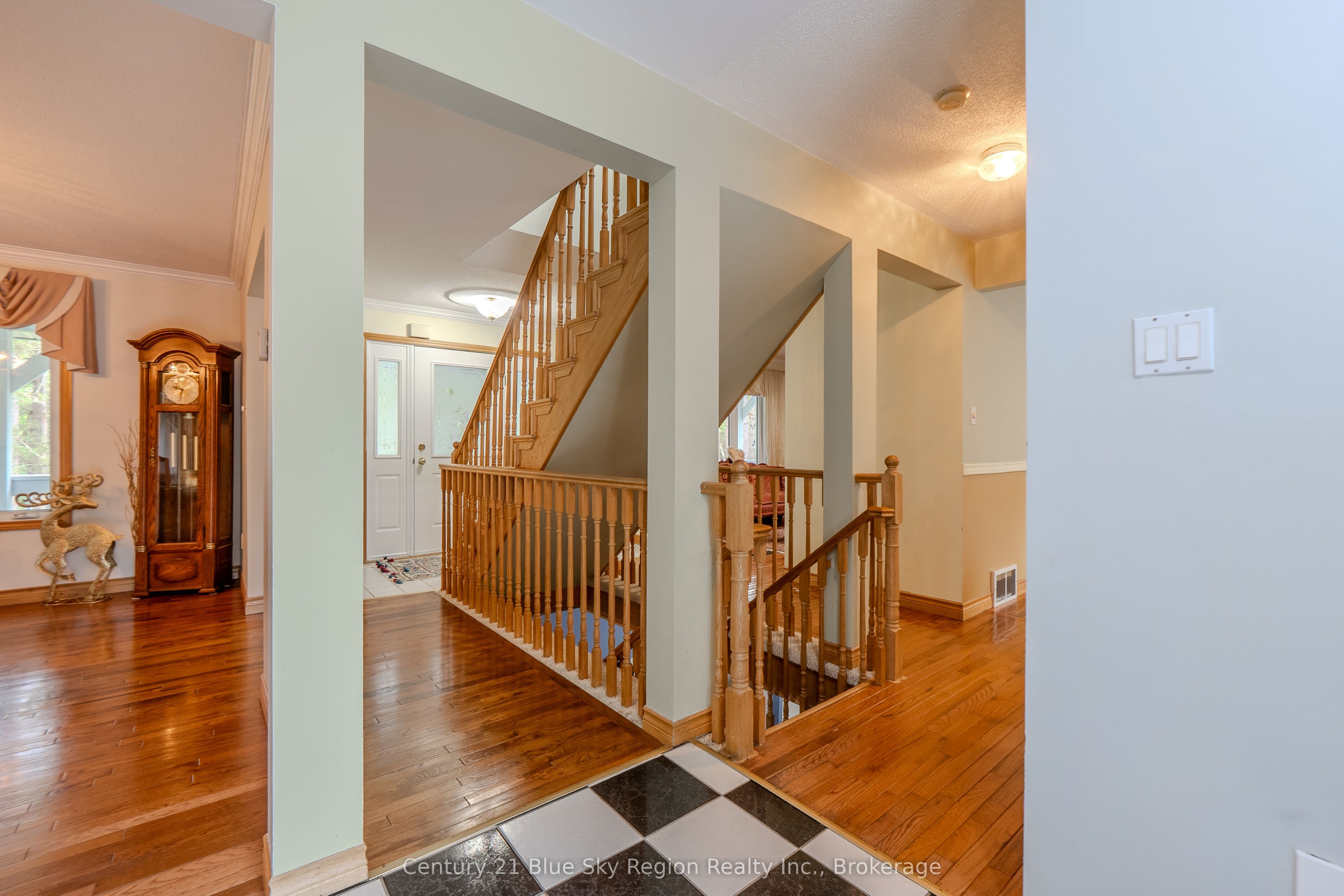 310 Pinecreek Crescent N Property Photo 14