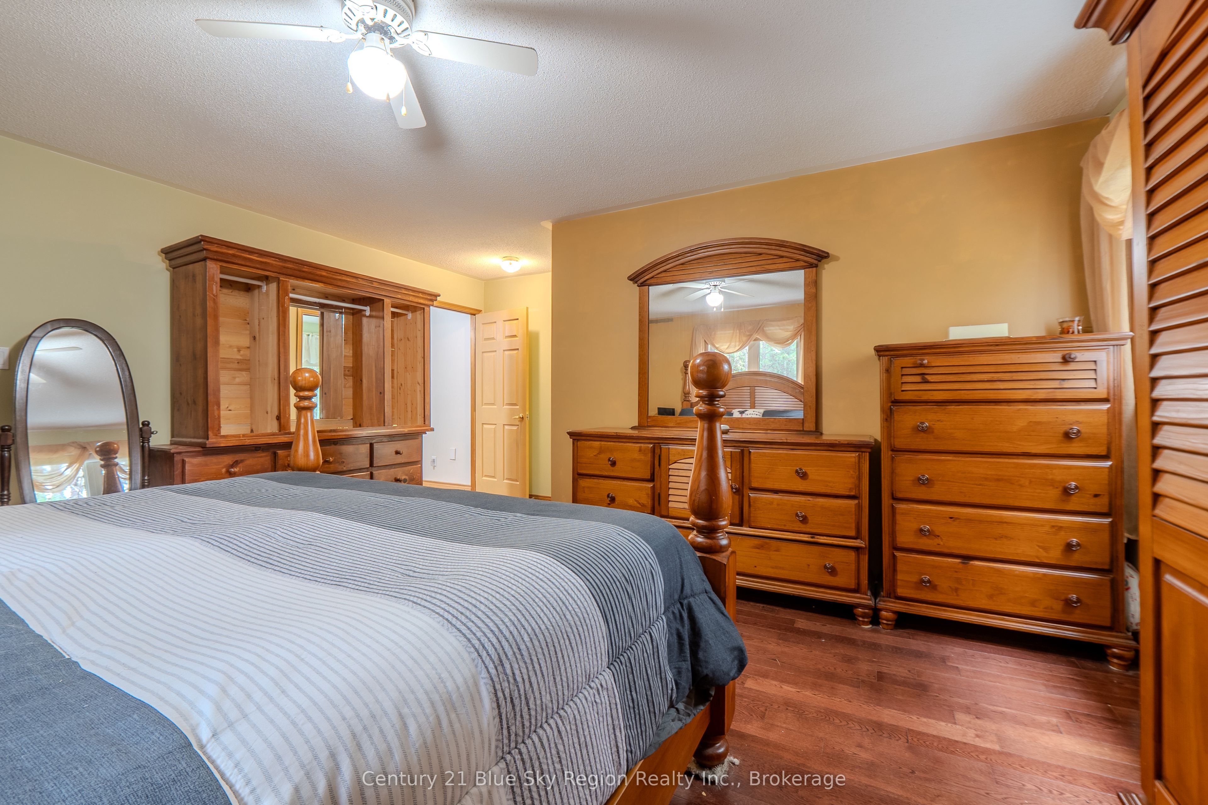 310 Pinecreek Crescent N Property Photo 22