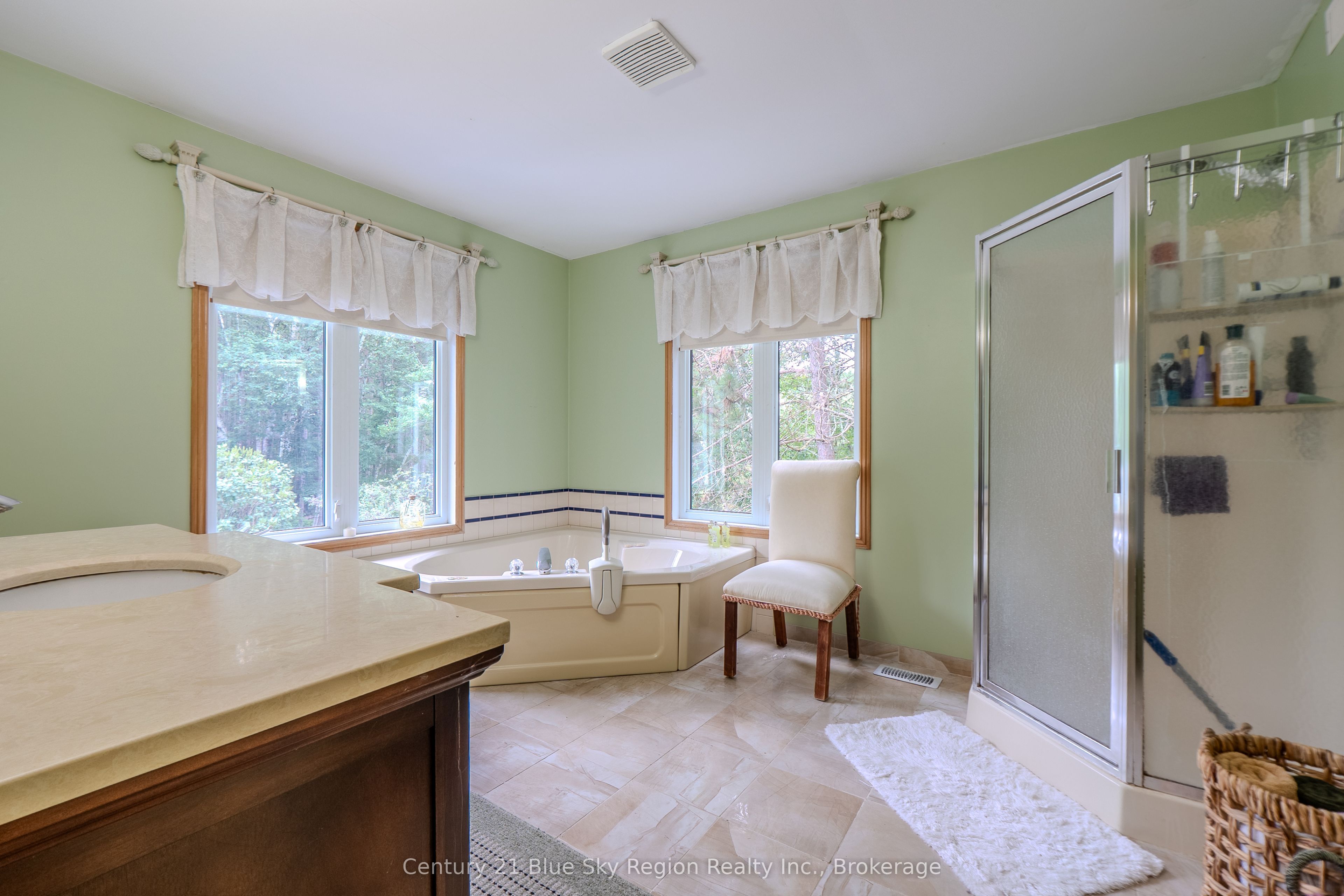 310 Pinecreek Crescent N Property Photo 23