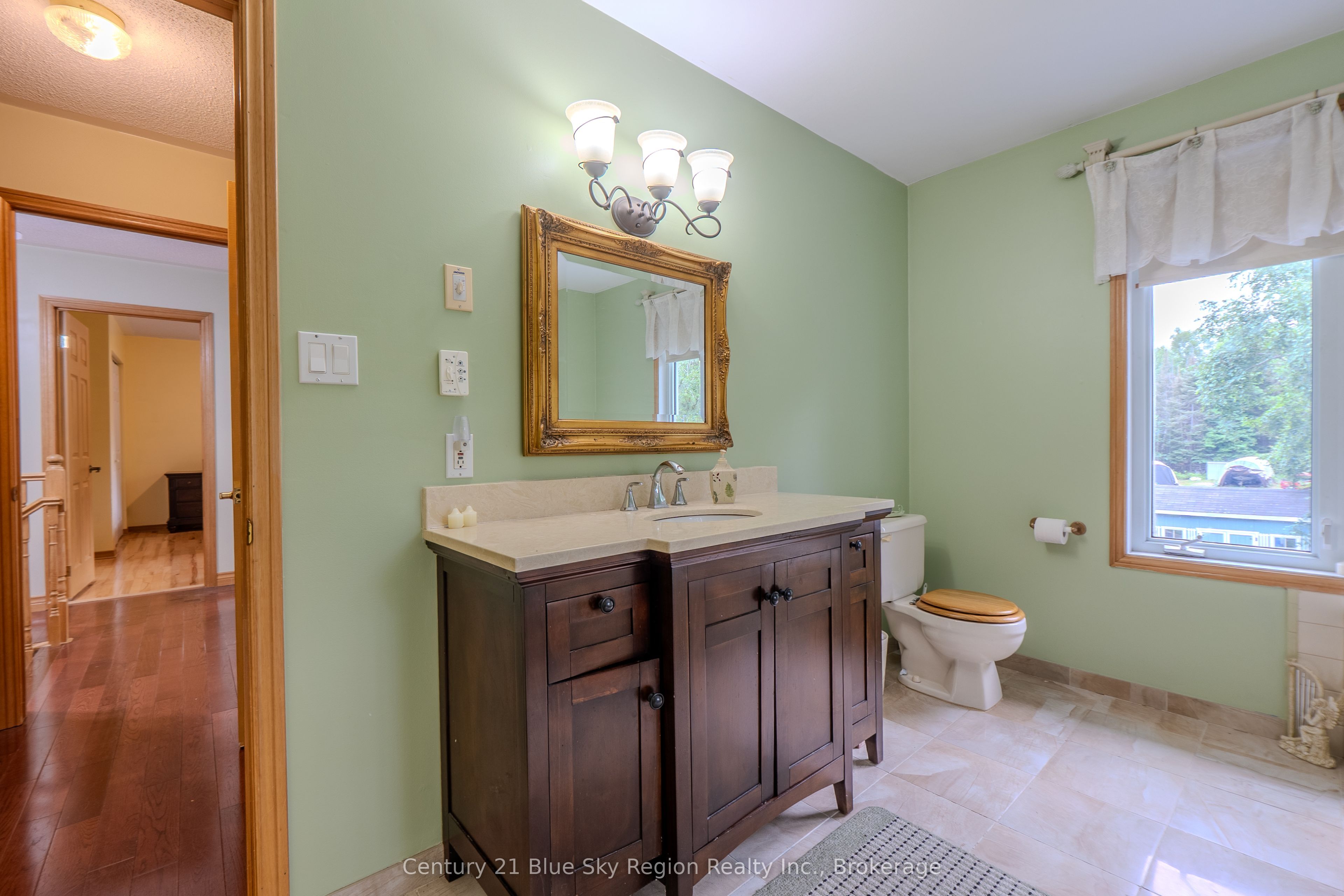 310 Pinecreek Crescent N Property Photo 24