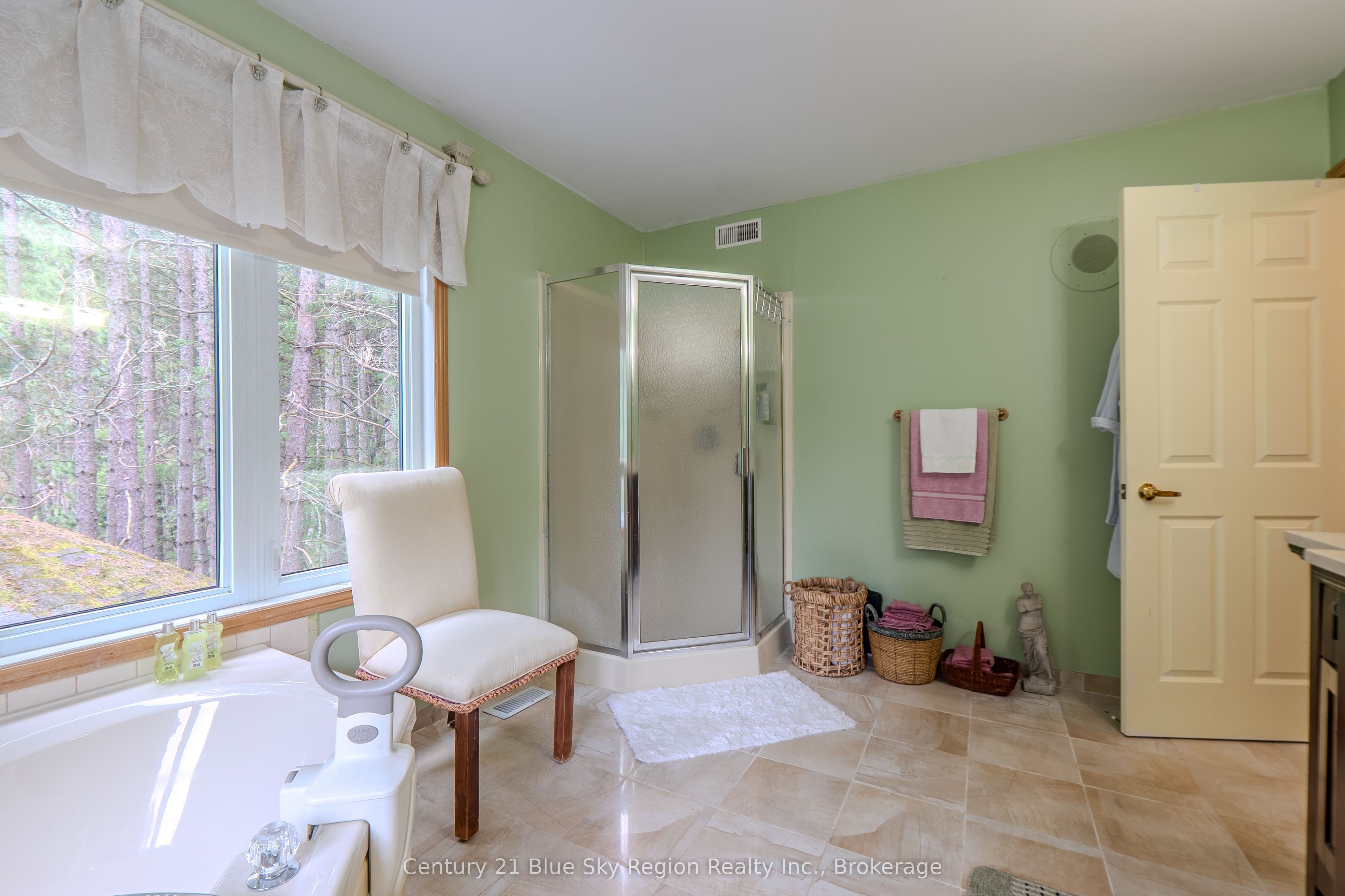 310 Pinecreek Crescent N Property Photo 25