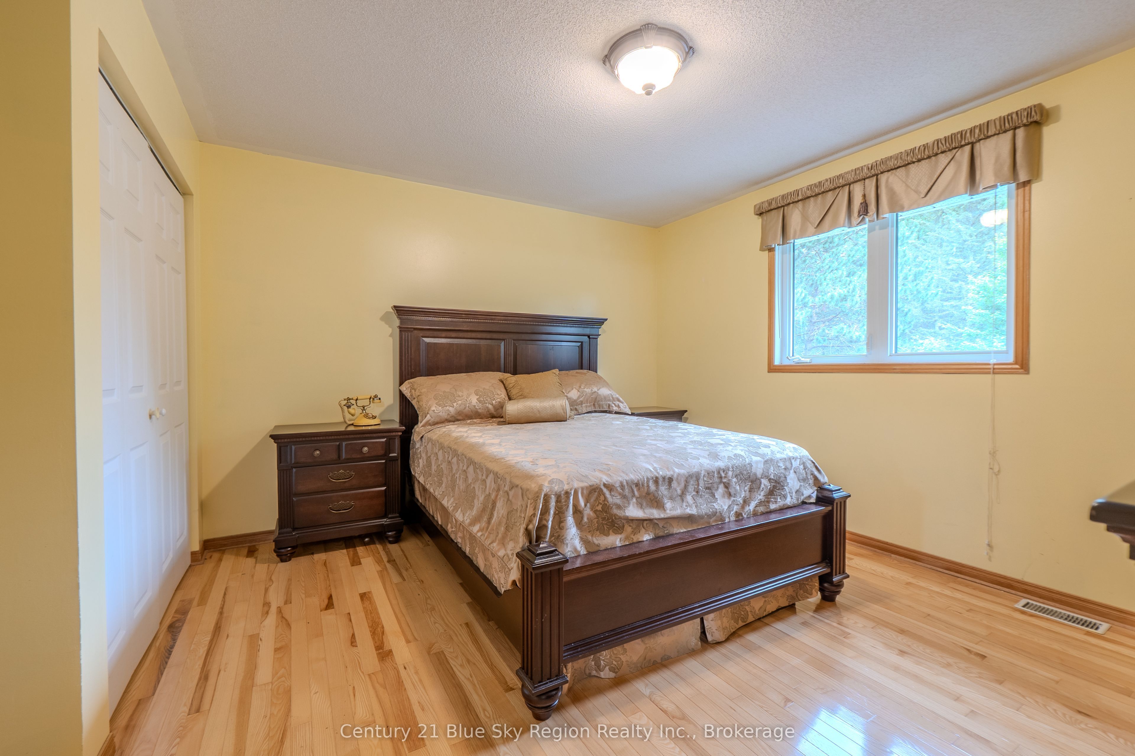 310 Pinecreek Crescent N Property Photo 26