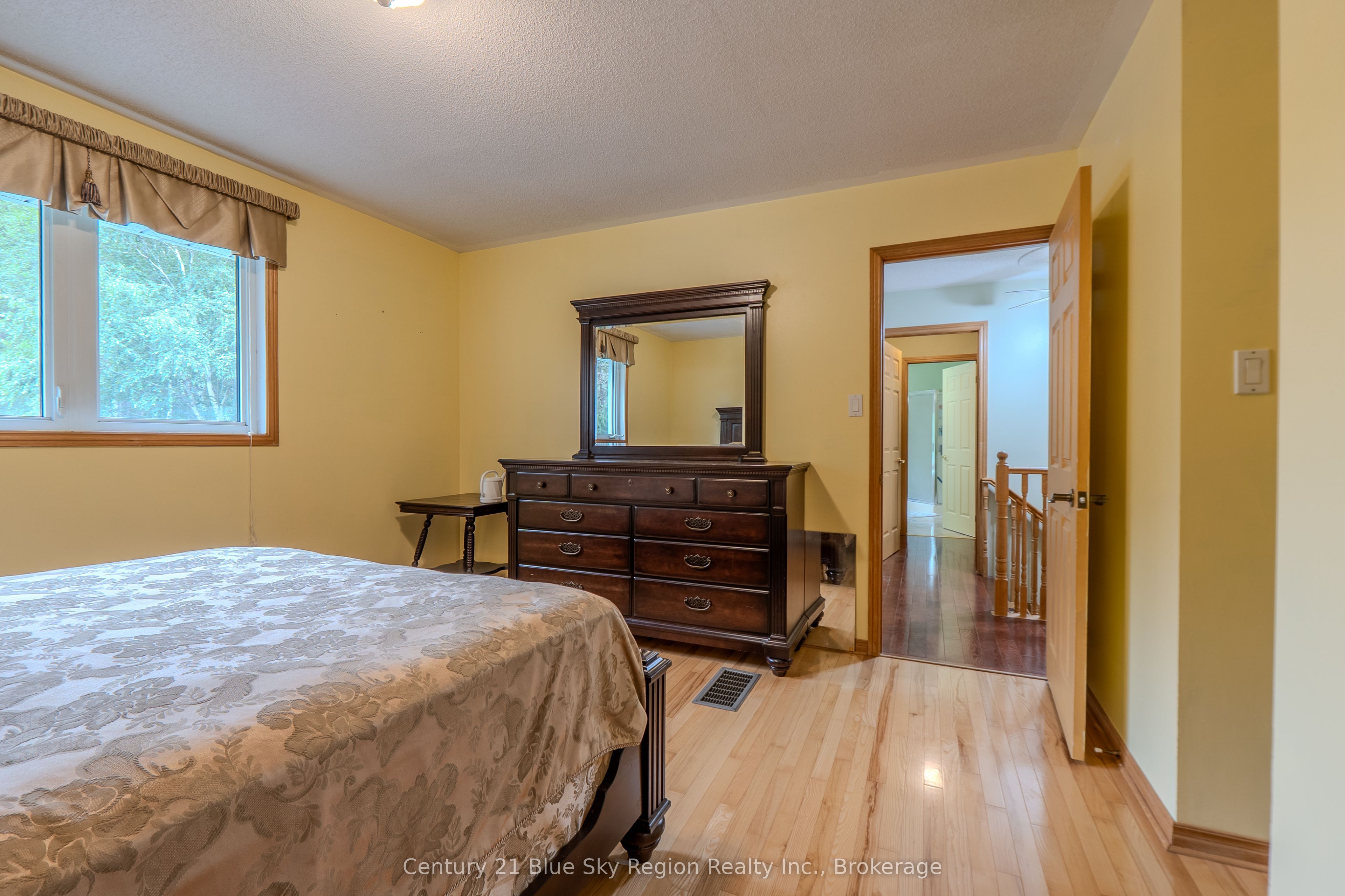 310 Pinecreek Crescent N Property Photo 27
