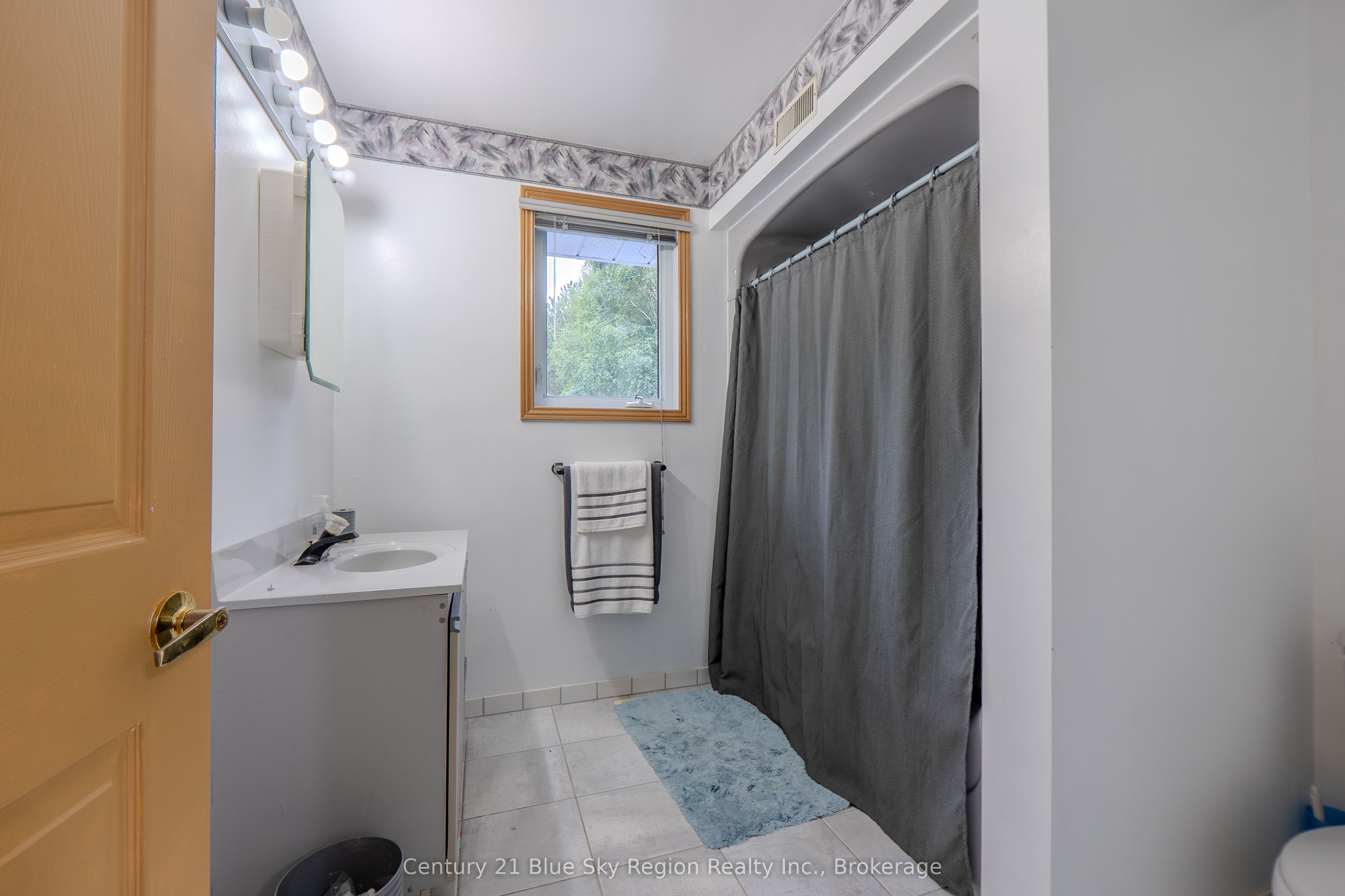 310 Pinecreek Crescent N Property Photo 28
