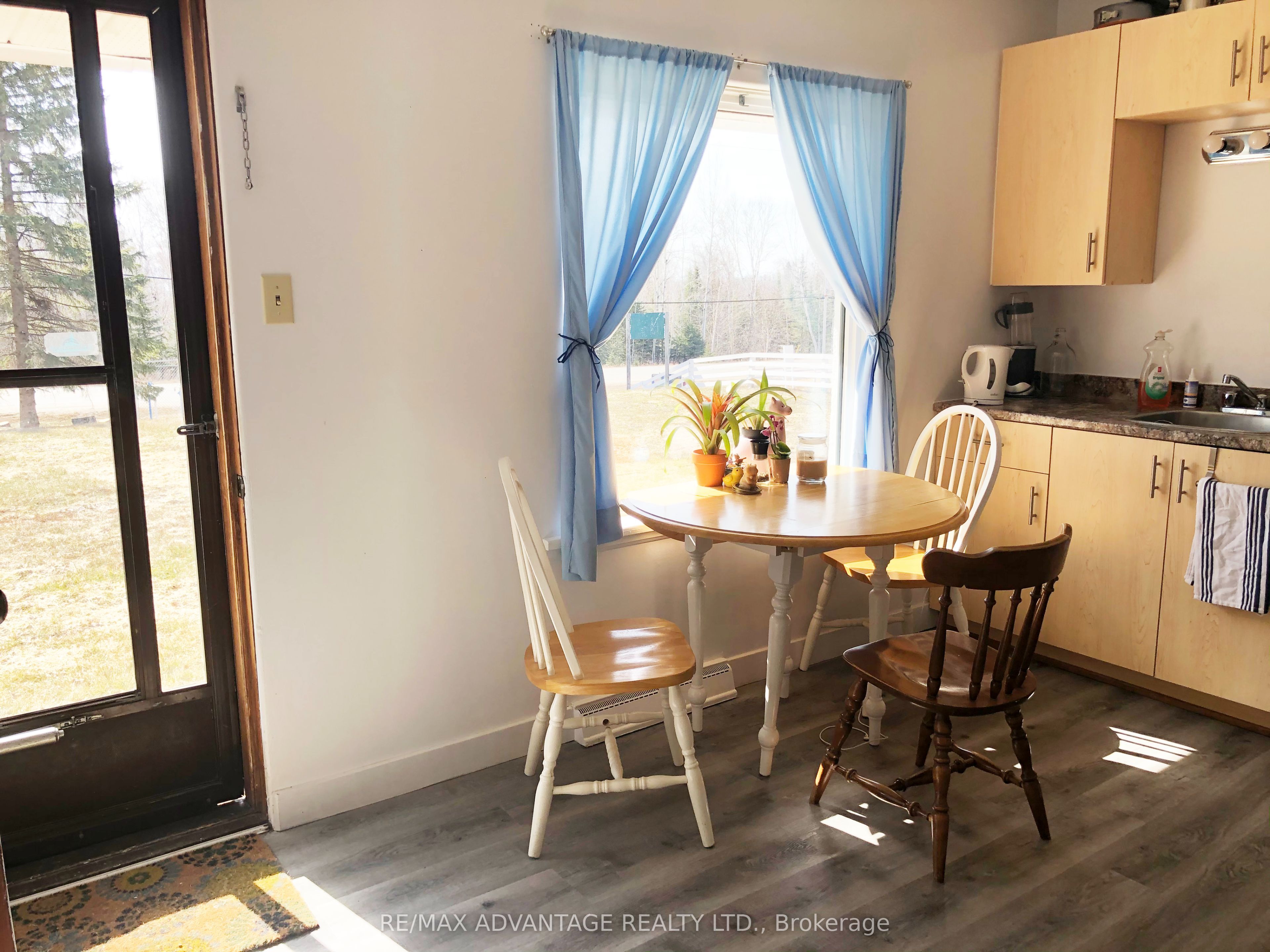1594 Lakeshore Drive N Property Photo 10