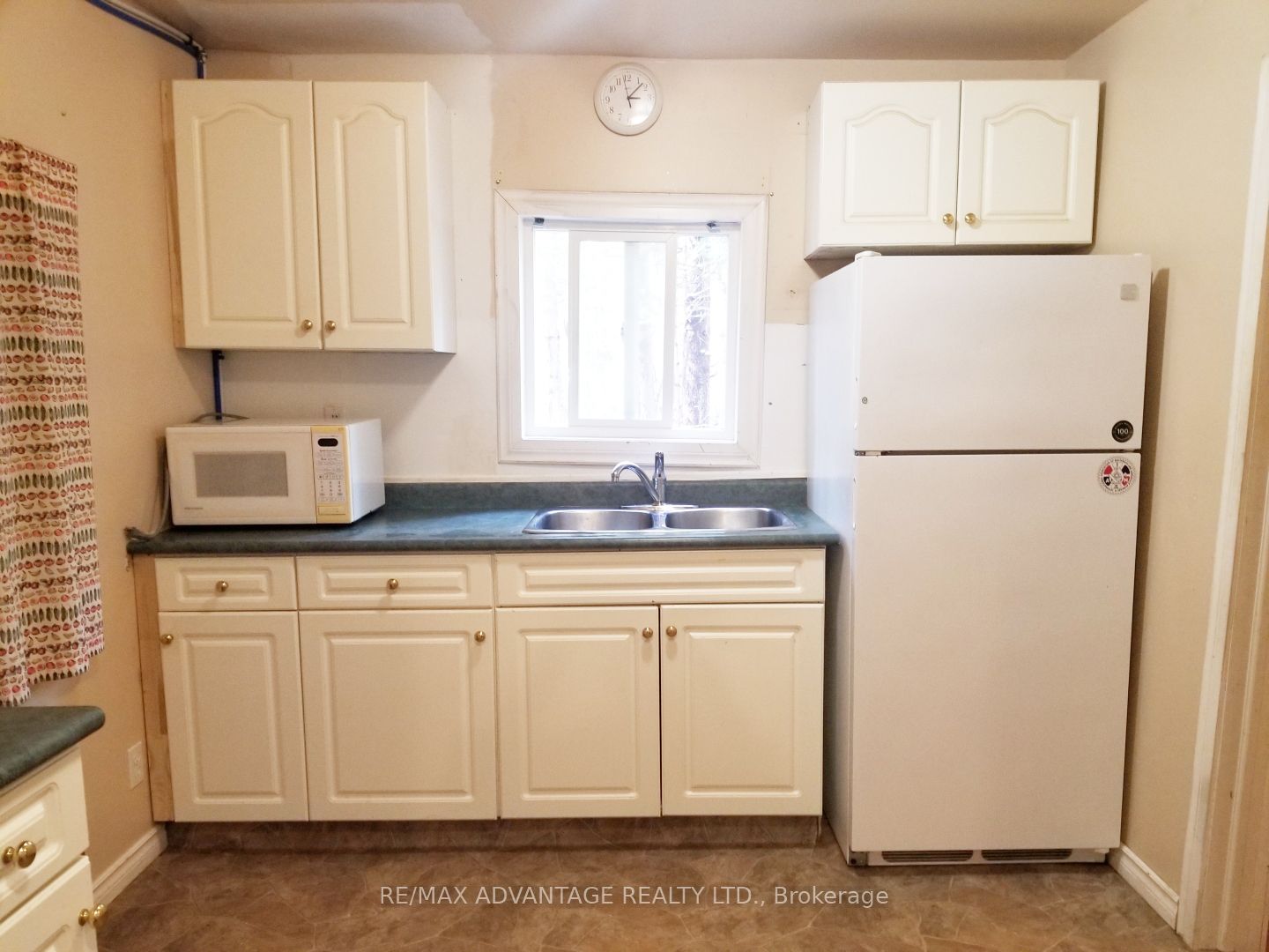 1594 Lakeshore Drive N Property Photo 18