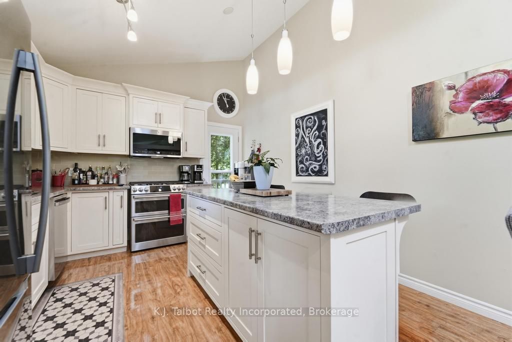 6 David Street E Property Photo 14