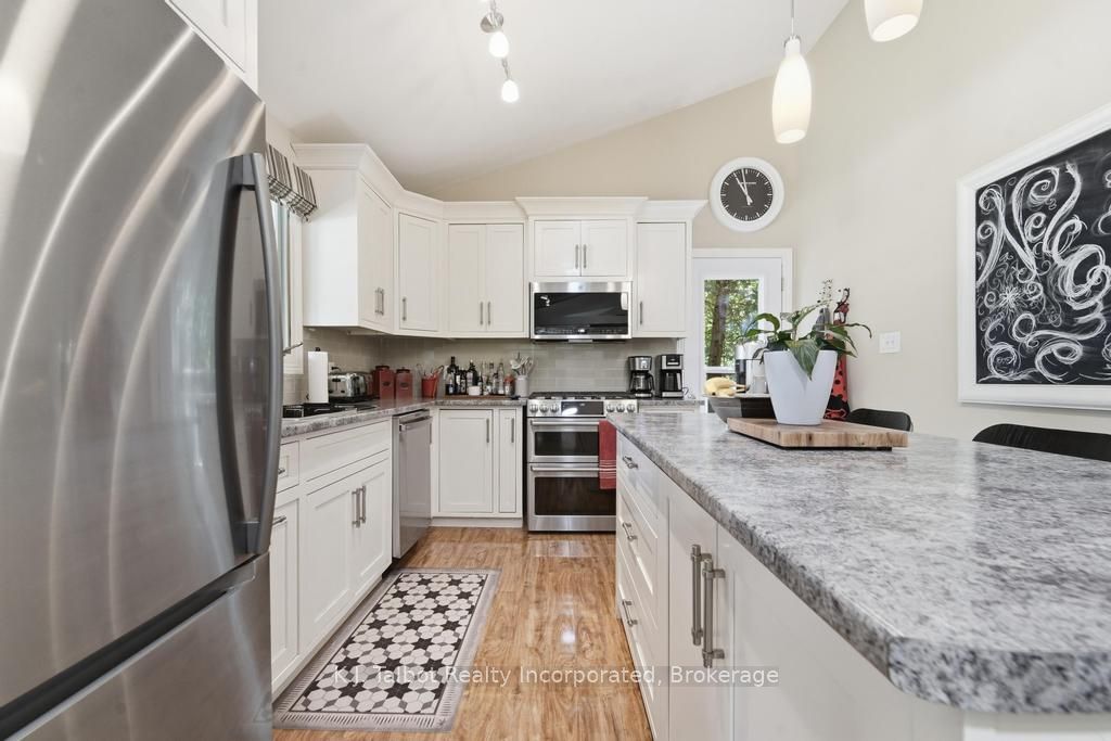6 David Street E Property Photo 15