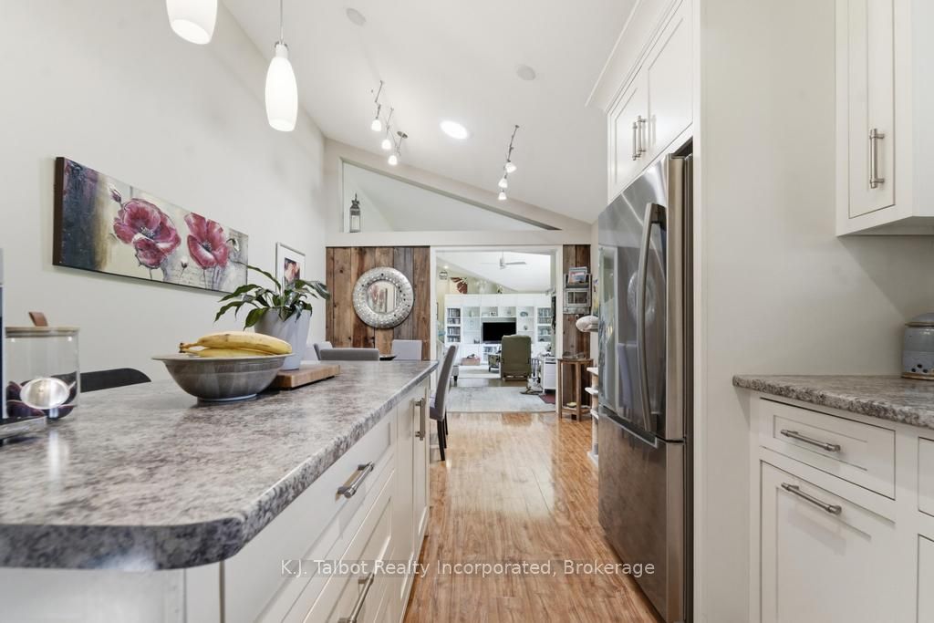 6 David Street E Property Photo 17