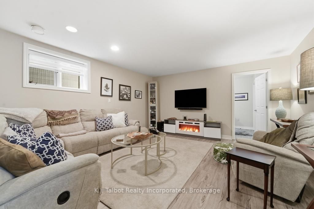 6 David Street E Property Photo 27