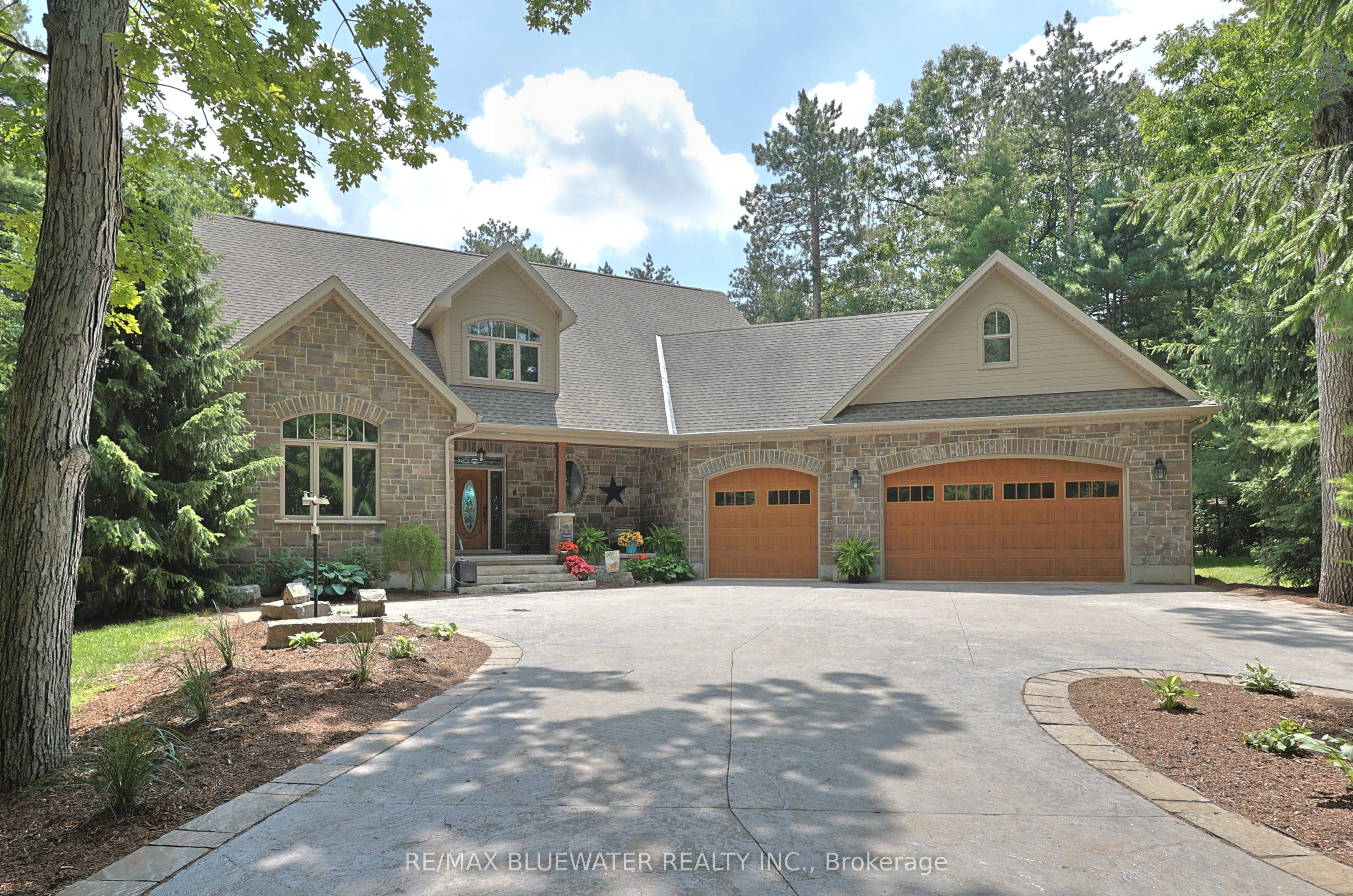 9956 Pinetree Crescent Property Photo 1
