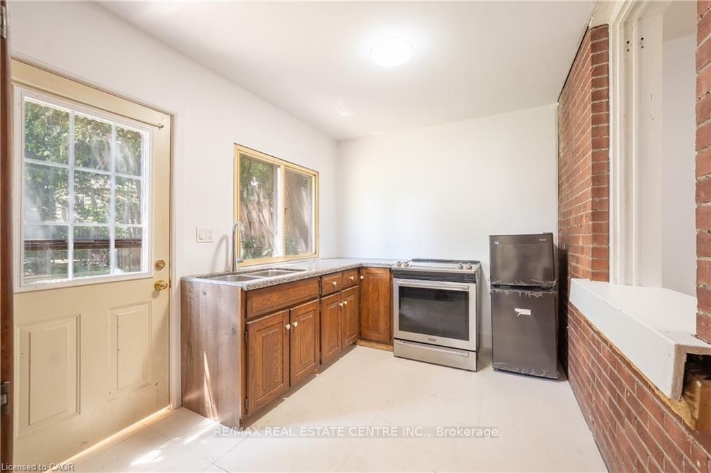 1274 Barton Street E Property Photo 1