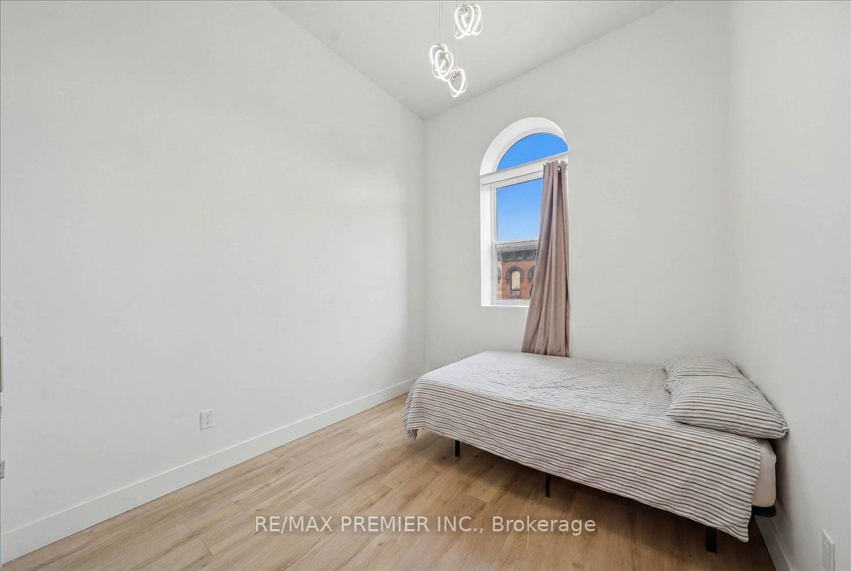 184 King Street E Property Photo 16