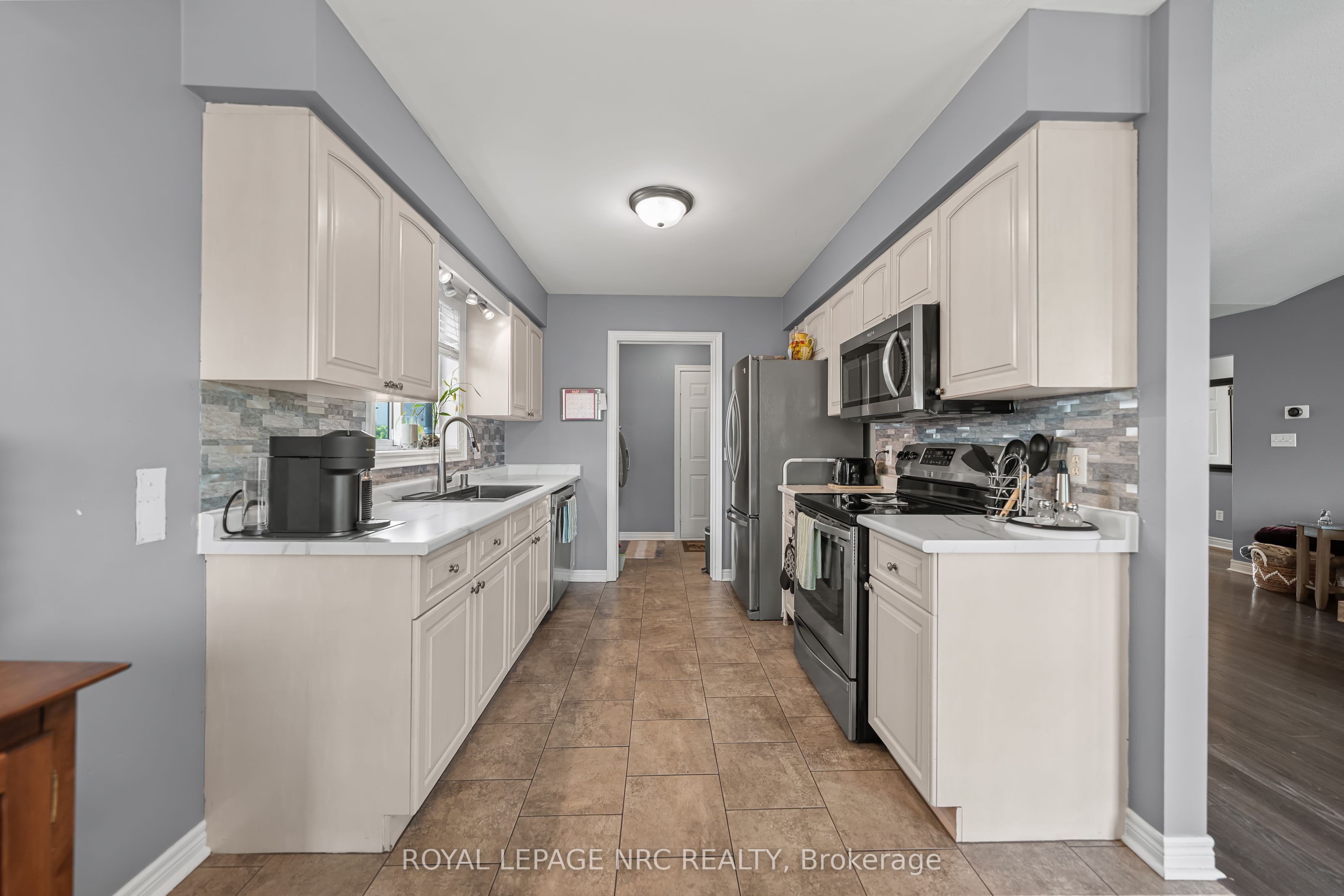 1052 Vansickle Road N Property Photo 16