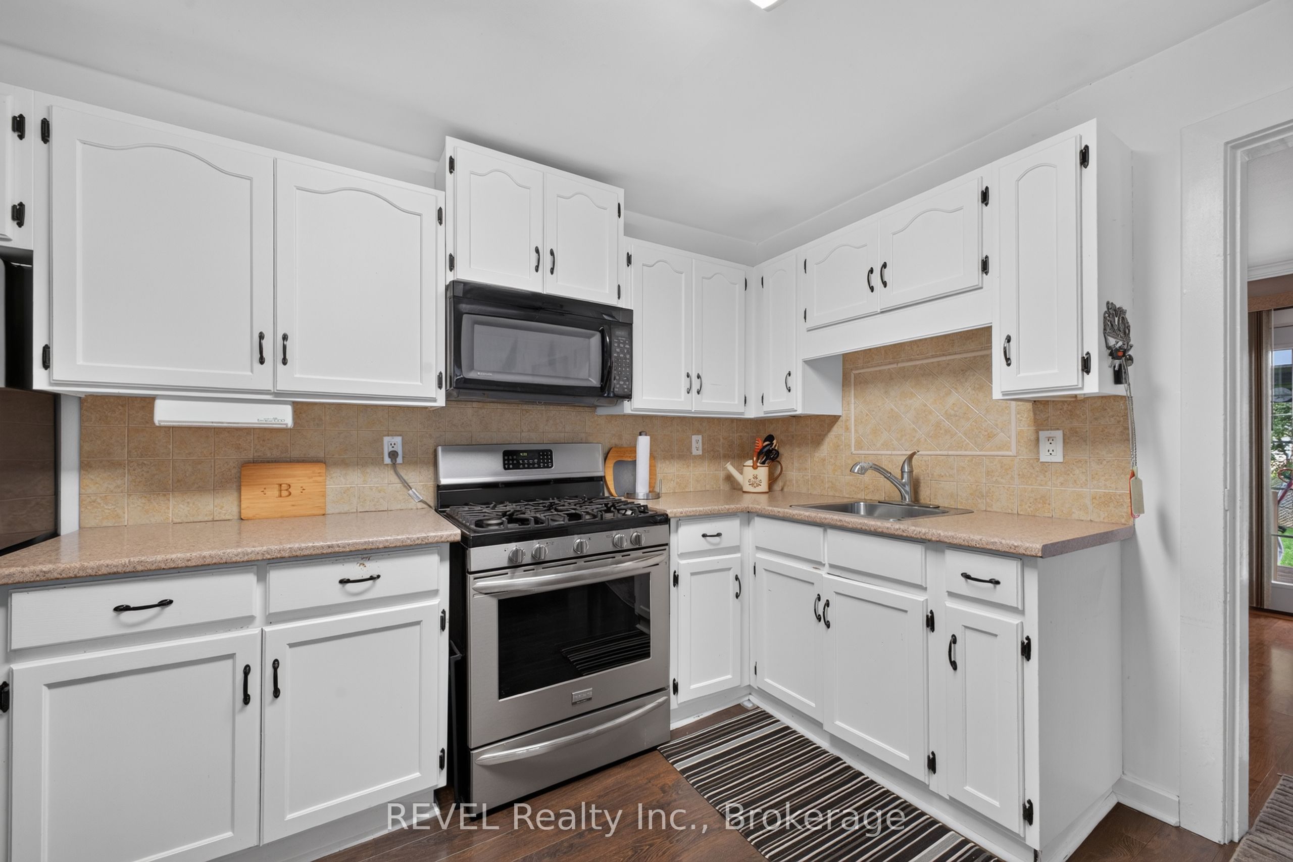 3262 Young Avenue Property Photo 6