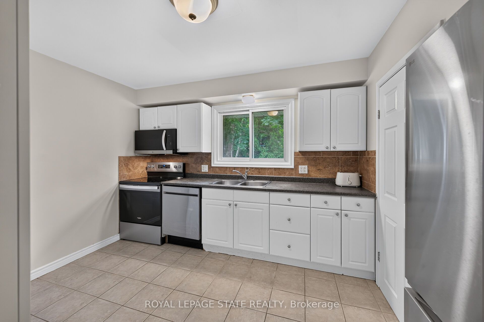 27 Ainslie Avenue Property Photo 15