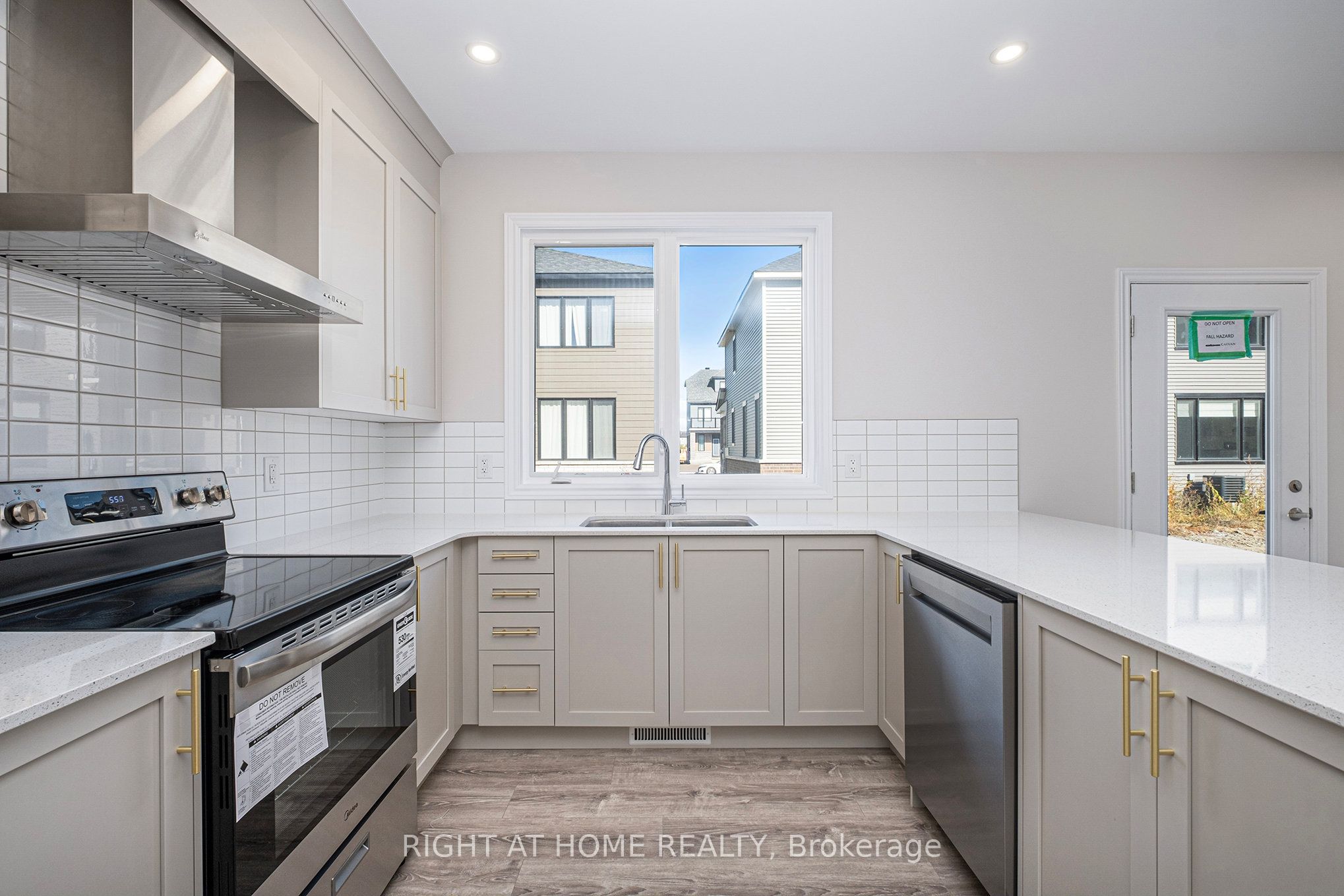 332 Peninsula Road Property Photo 4