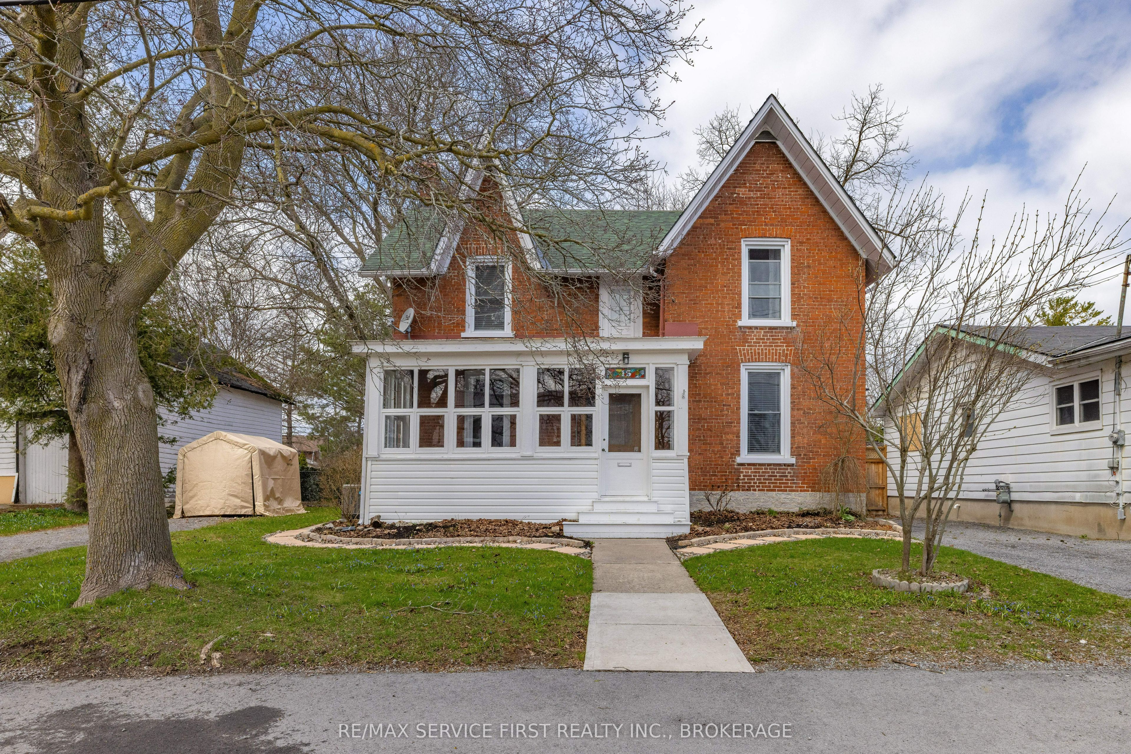 15 Graham Street E Property Photo 4