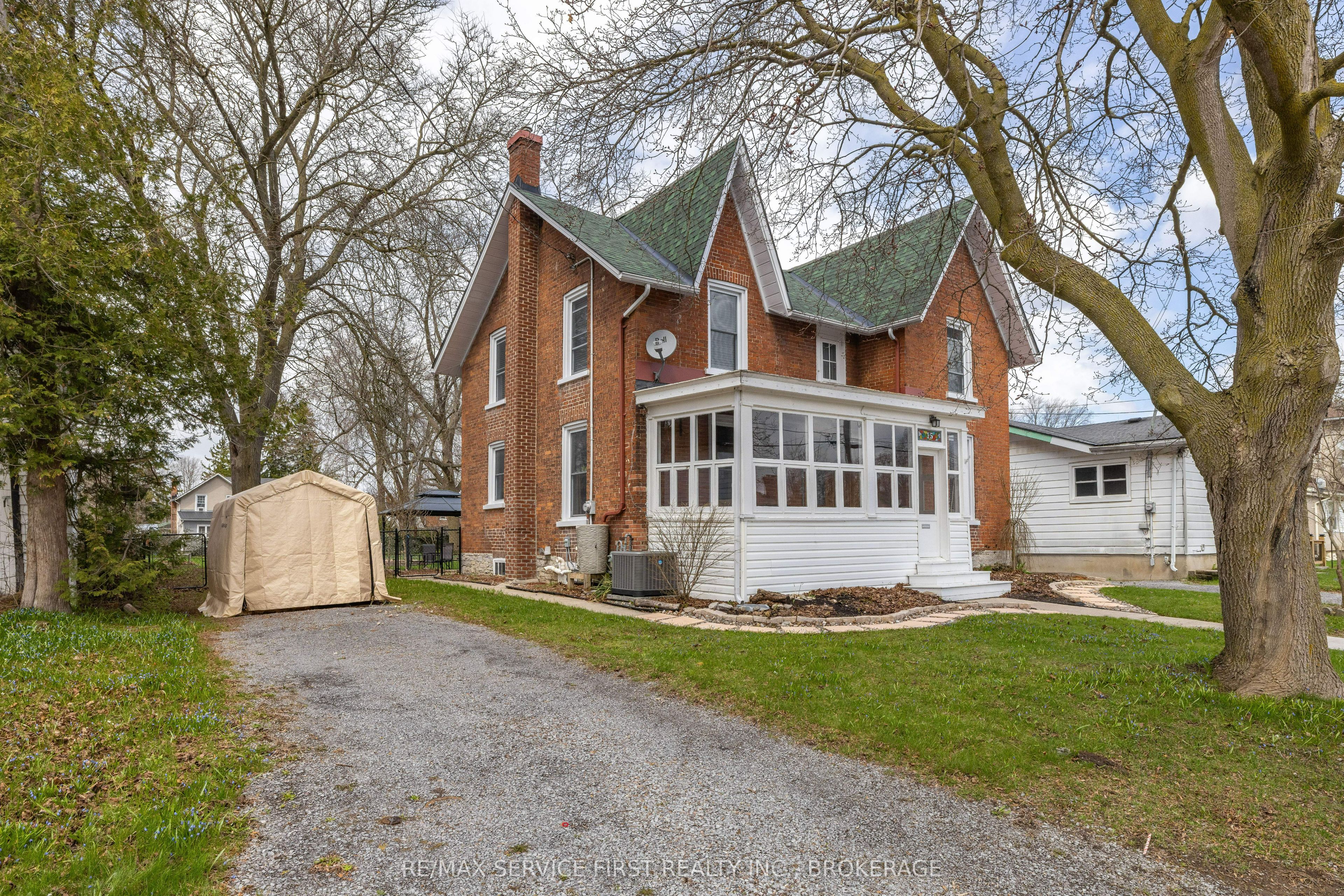 15 Graham Street E Property Photo 6