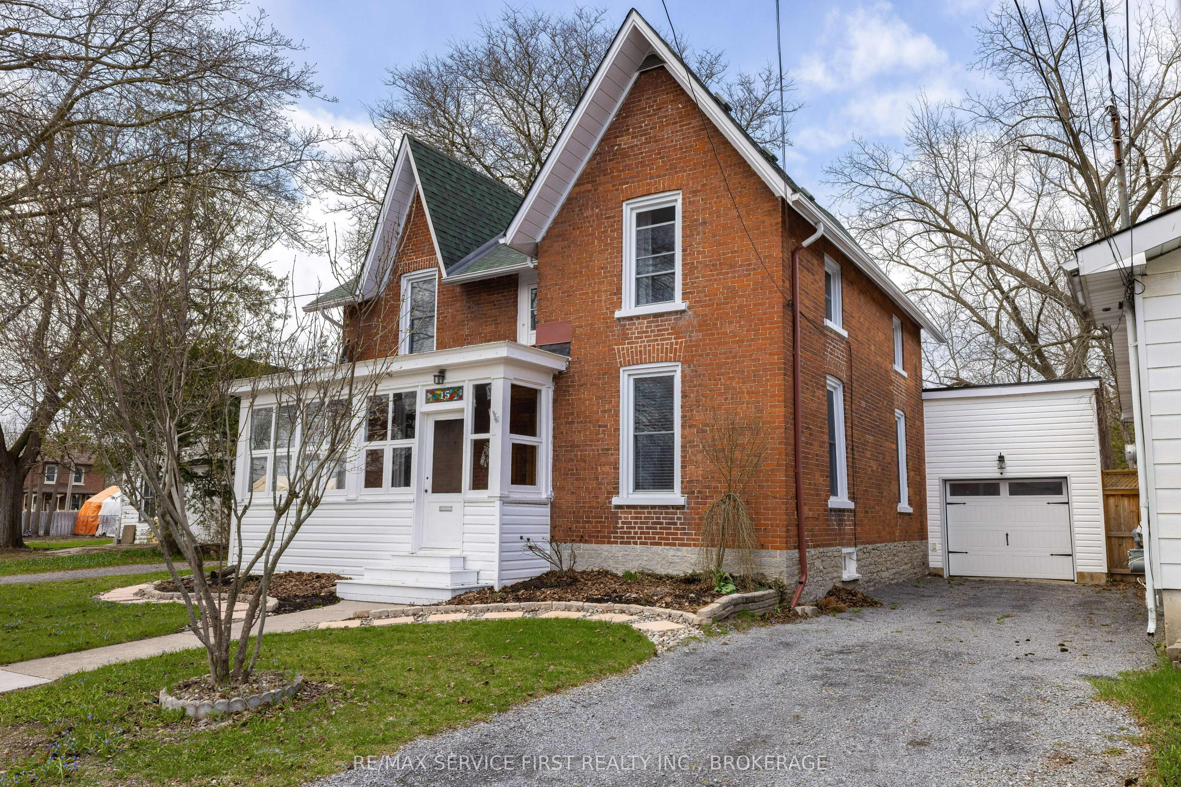 15 Graham Street E Property Photo 7