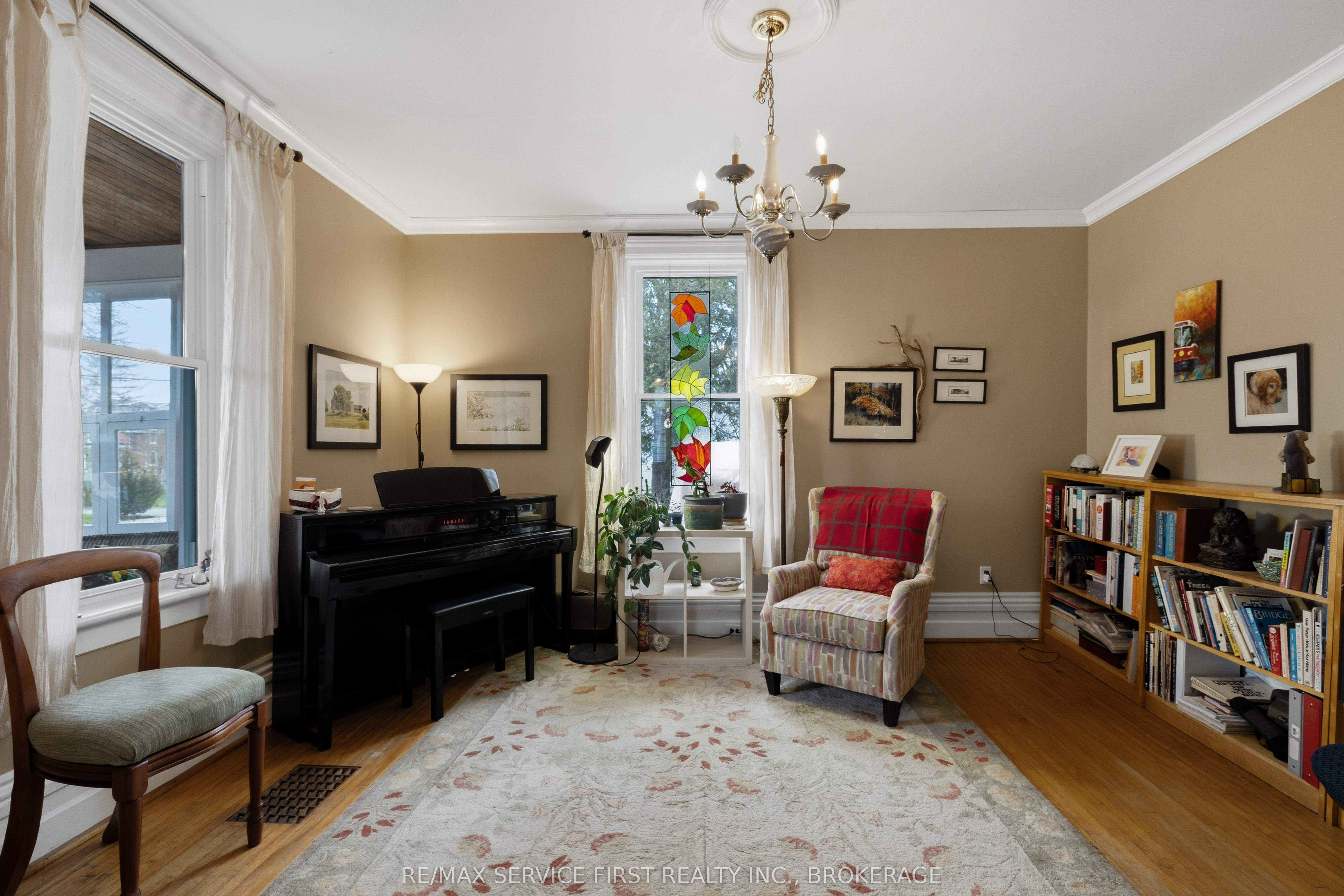 15 Graham Street E Property Photo 11