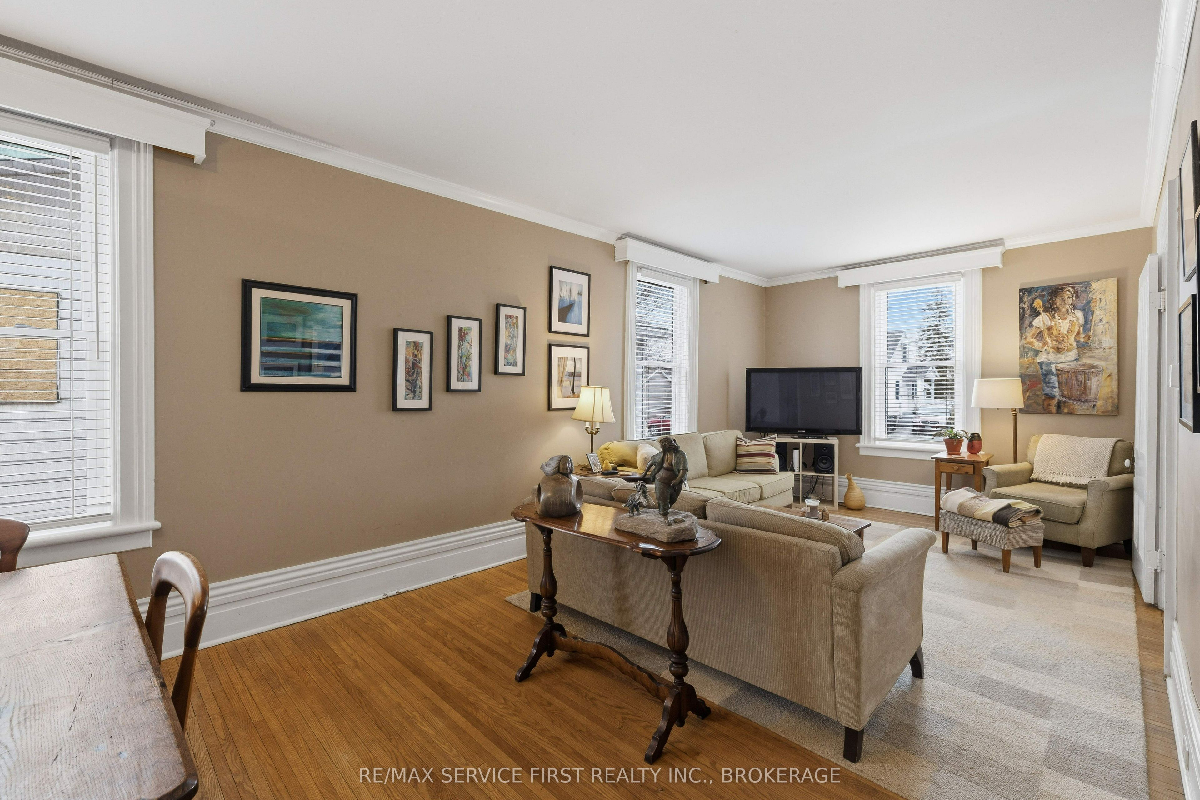 15 Graham Street E Property Photo 16