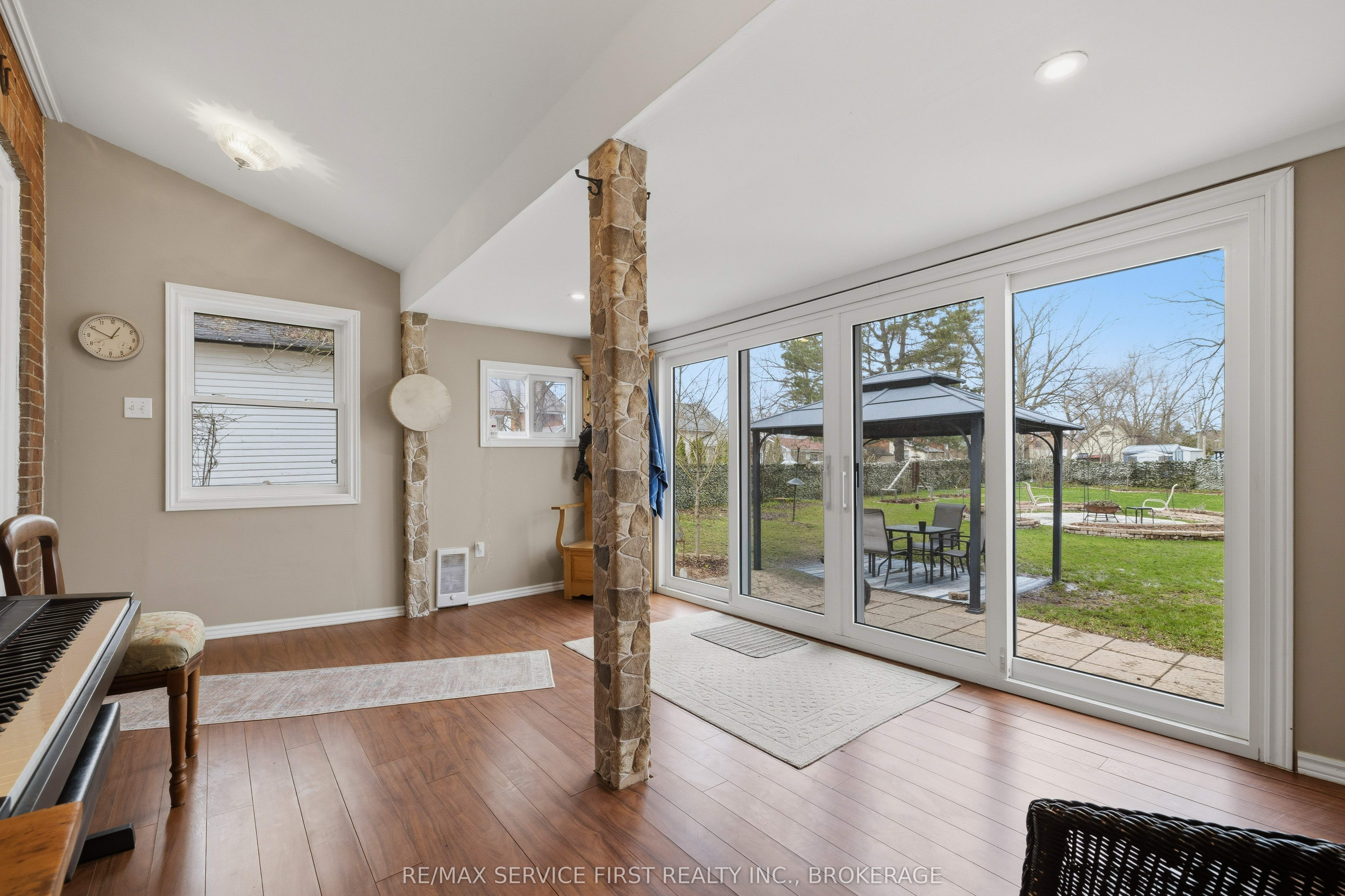 15 Graham Street E Property Photo 22