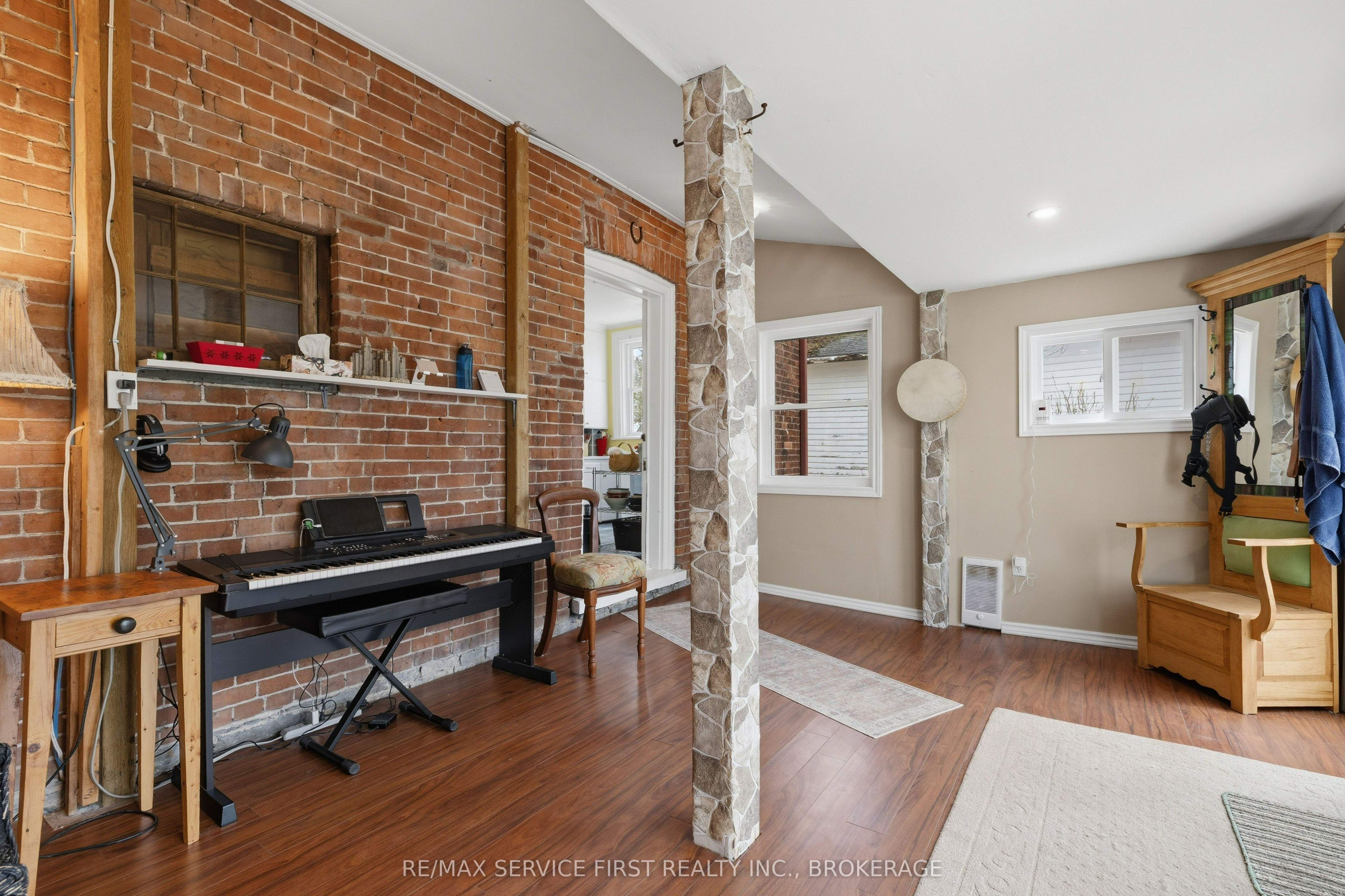15 Graham Street E Property Photo 23