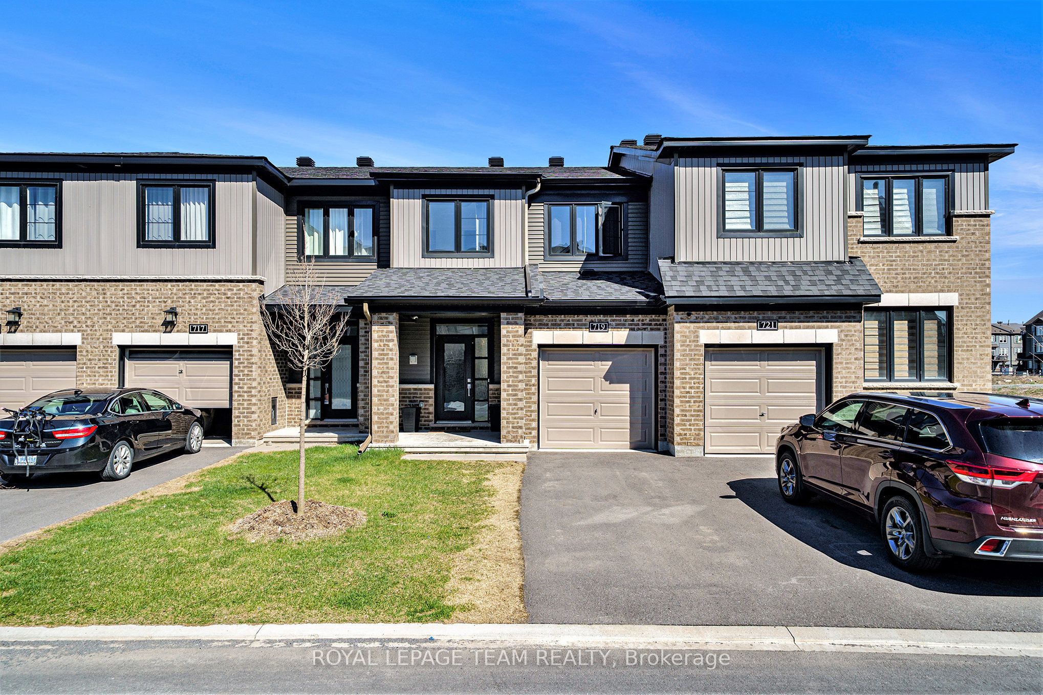 719 DONERAILE Walk Property Photo 1