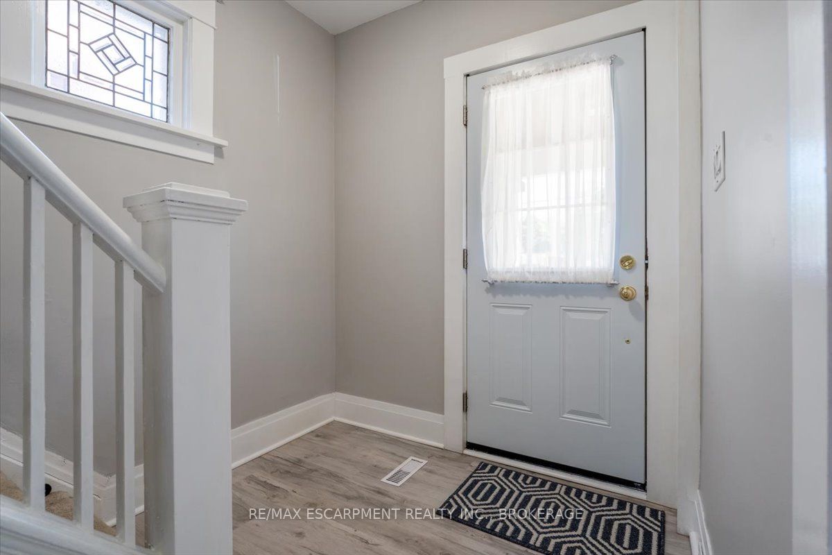 3 Carleton Street S Main Property Photo 3