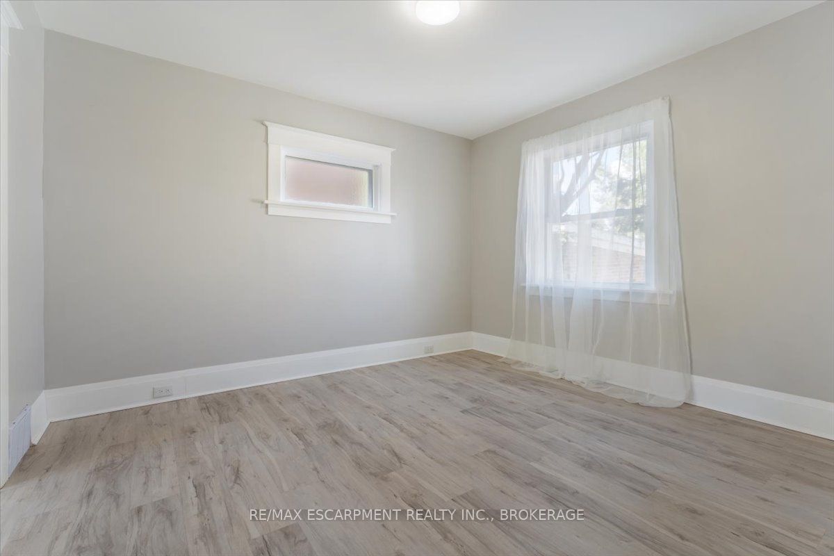 3 Carleton Street S Main Property Photo 7
