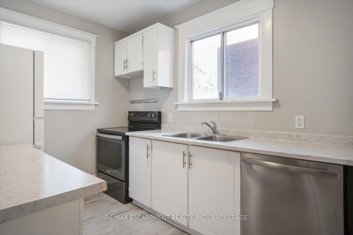 3 Carleton Street S Main Property Photo 8