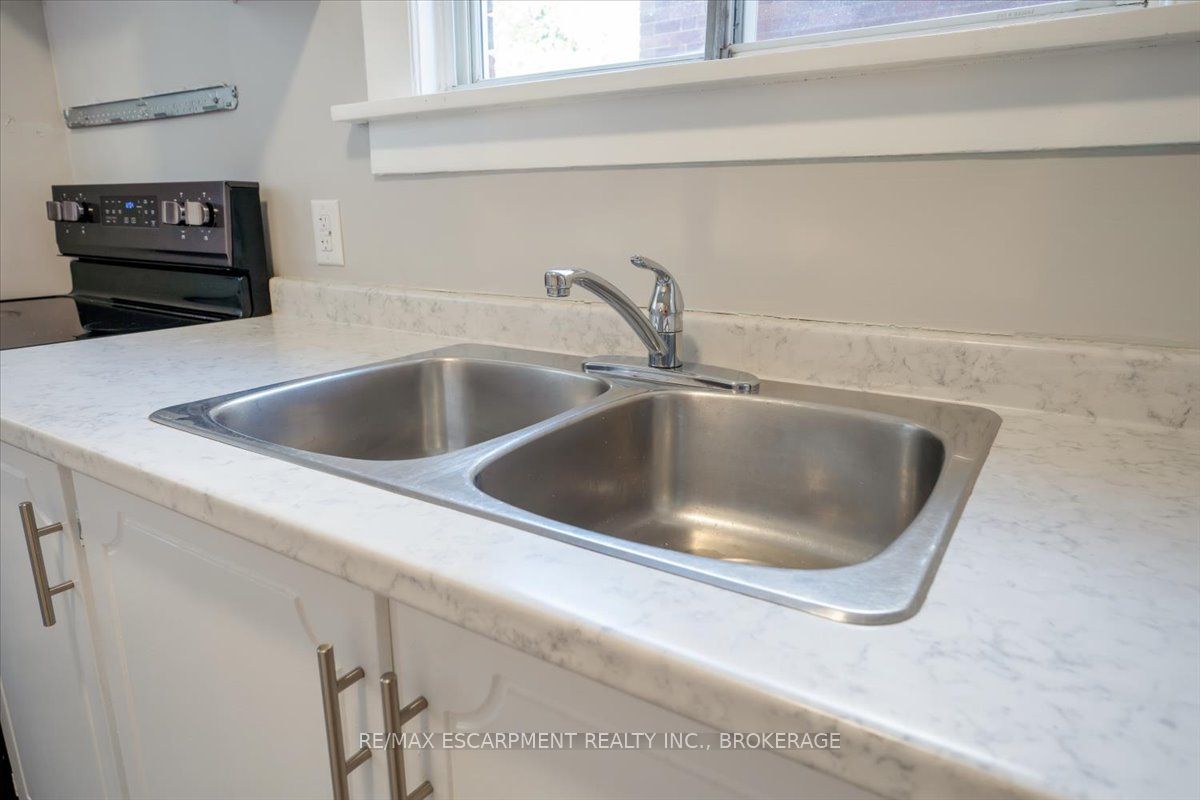 3 Carleton Street S Main Property Photo 10