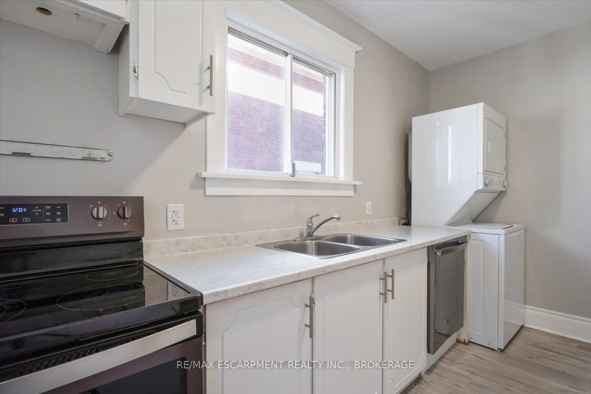 3 Carleton Street S Main Property Photo 12