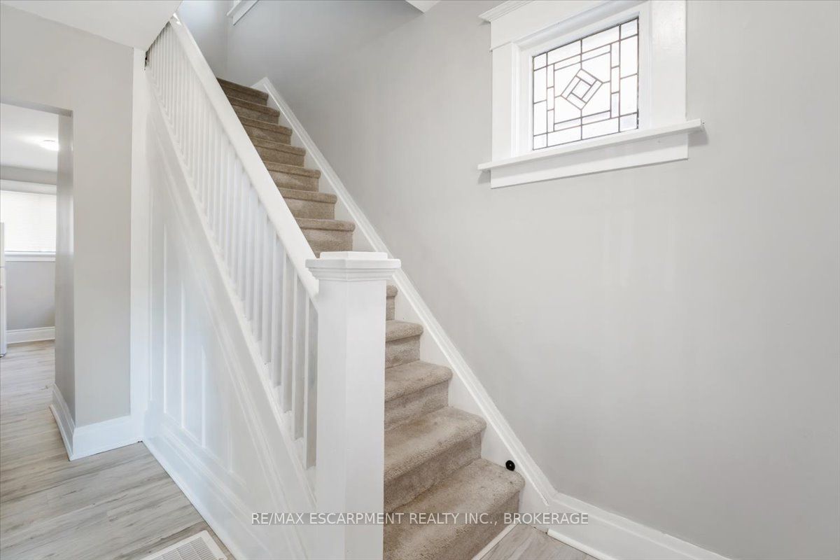 3 Carleton Street S Main Property Photo 14