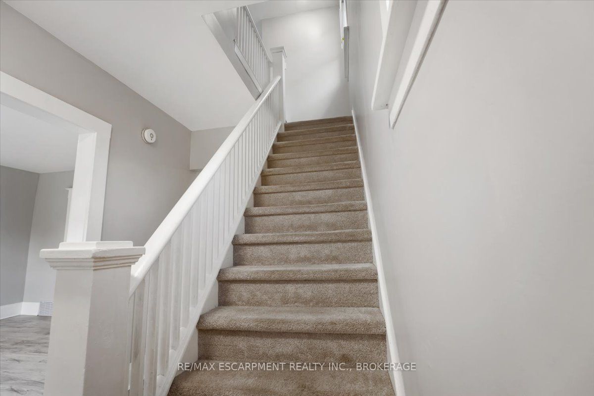 3 Carleton Street S Main Property Photo 15