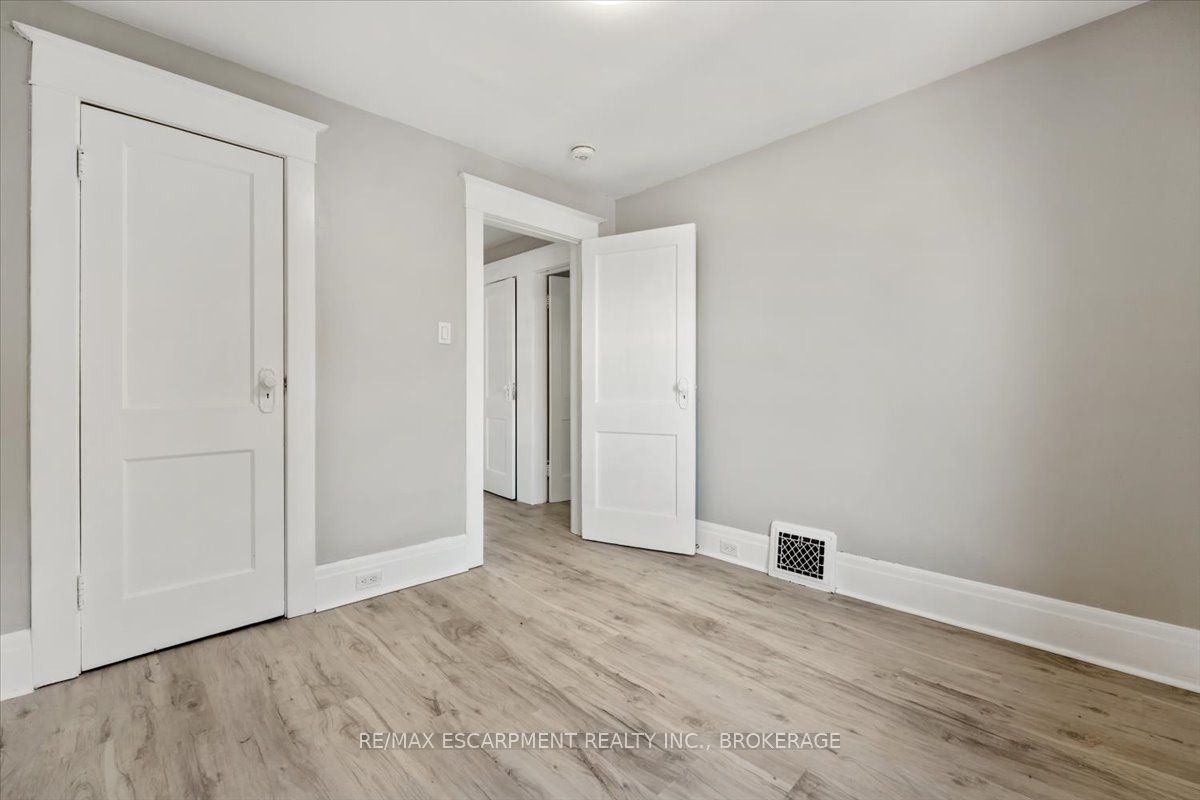 3 Carleton Street S Main Property Photo 17