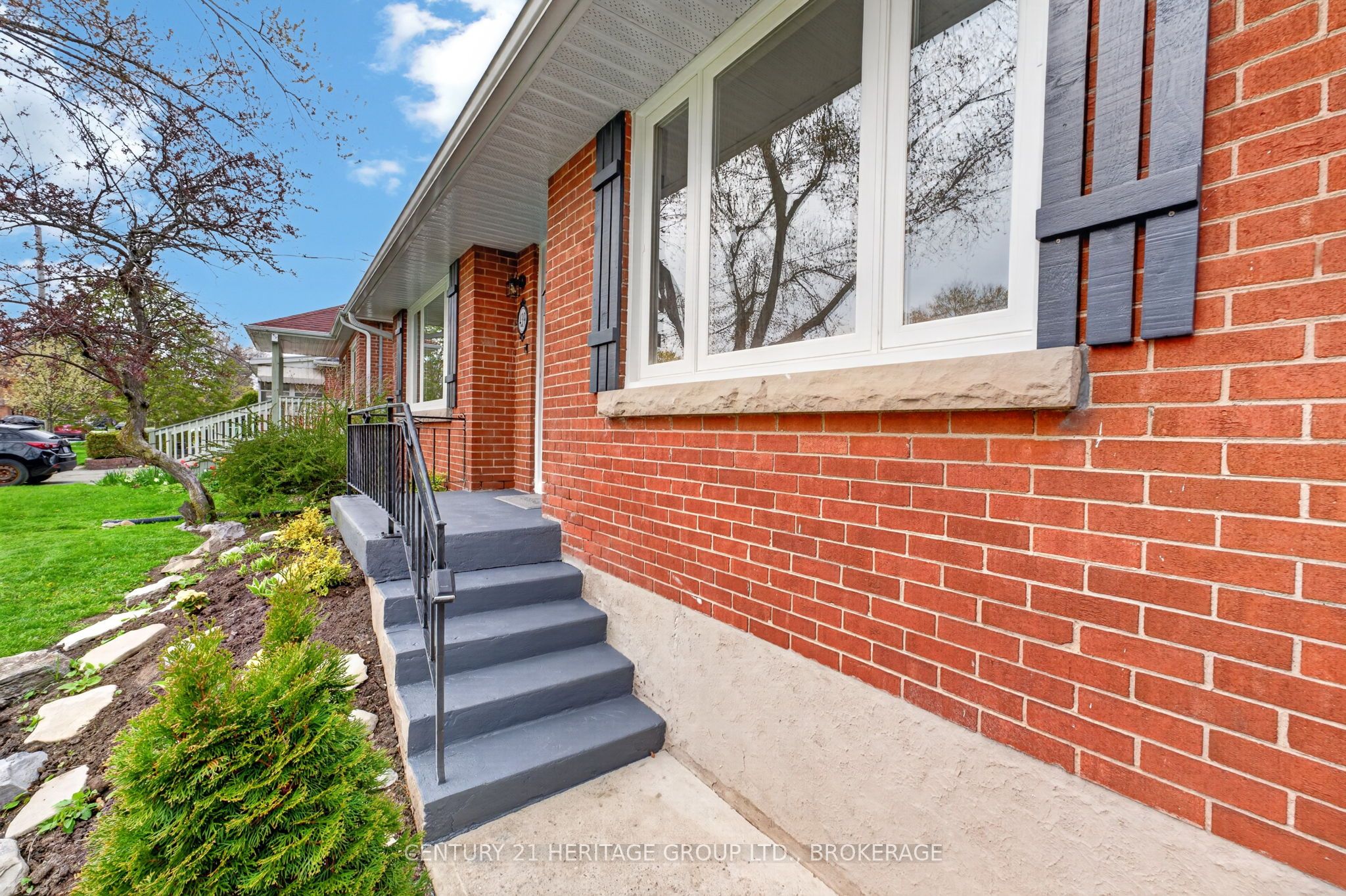 439 College Street Property Photo 1