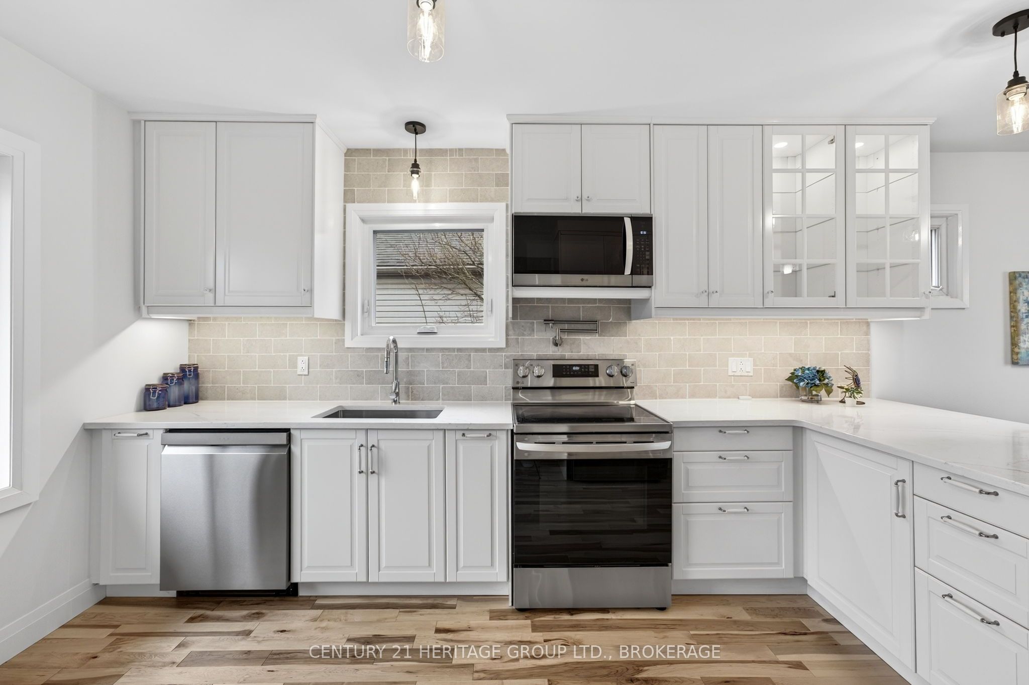 439 College Street Property Photo 6