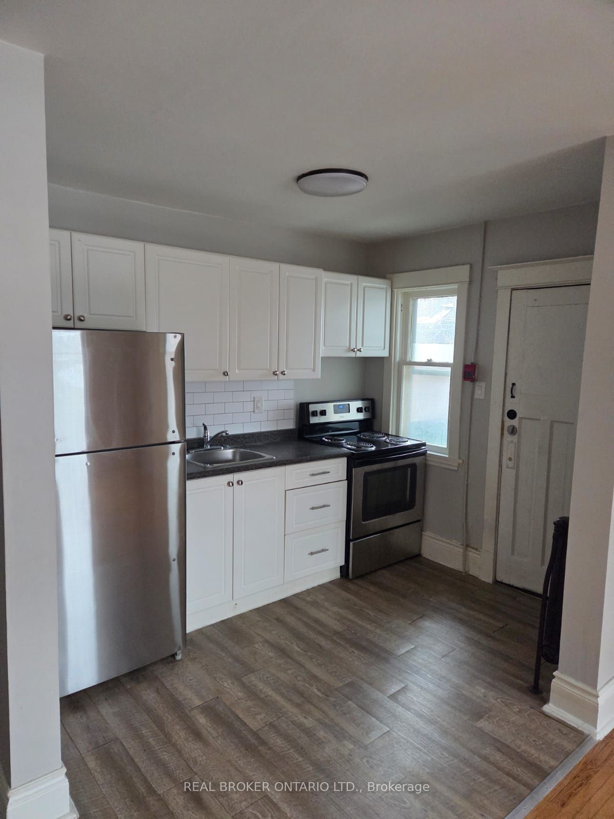 985 Main Street E 5 Property Photo 5