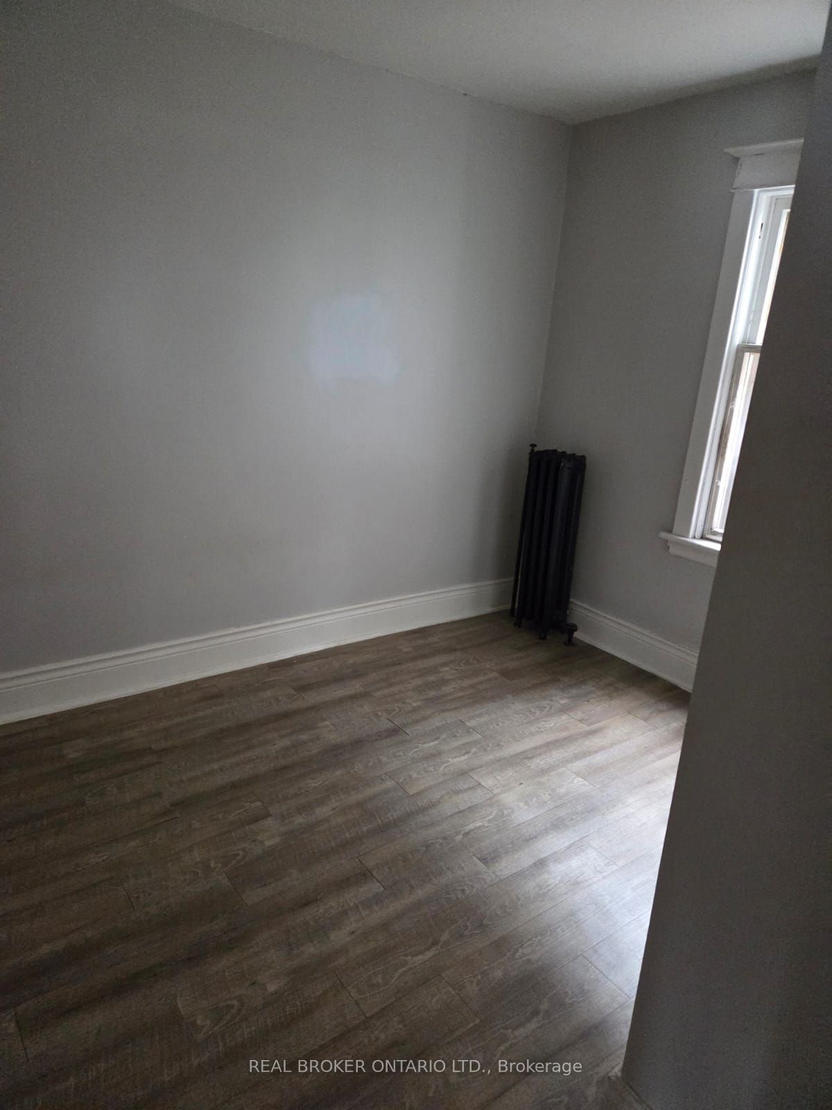 985 Main Street E 5 Property Photo 8