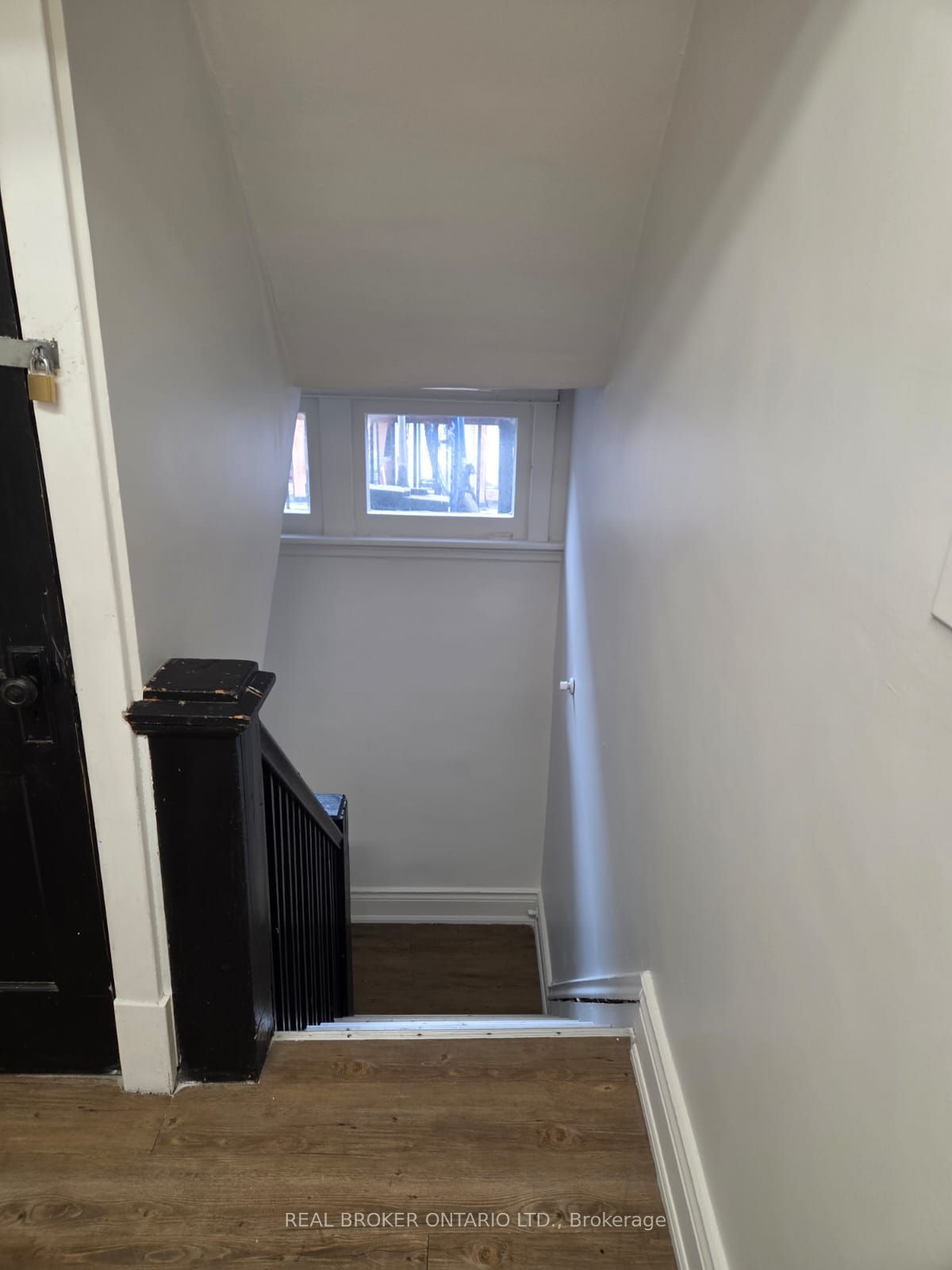983 Main Street E 6 Property Photo 14