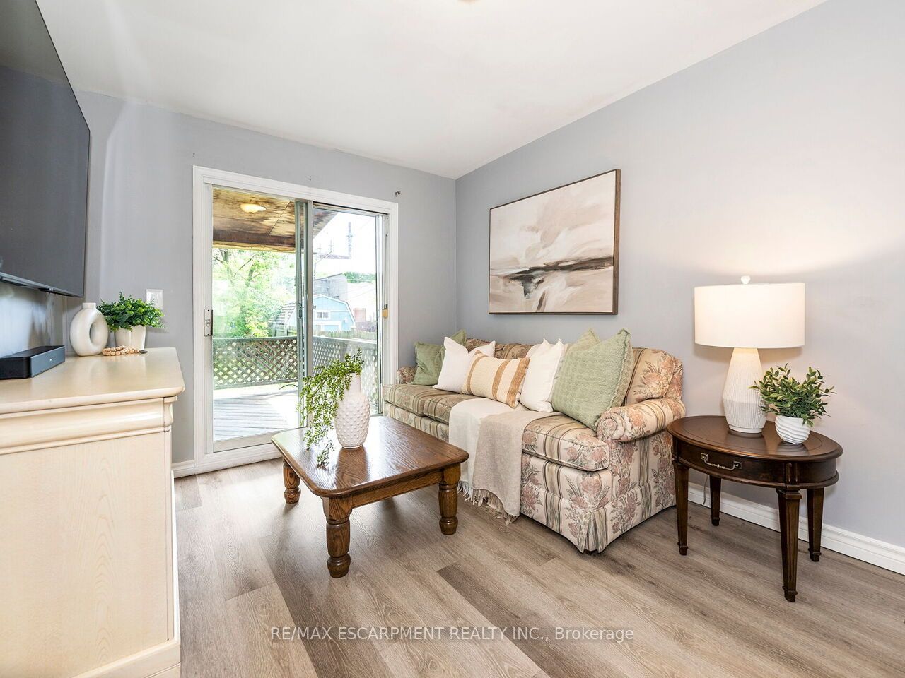 52 Stapleton Avenue N Property Photo 2