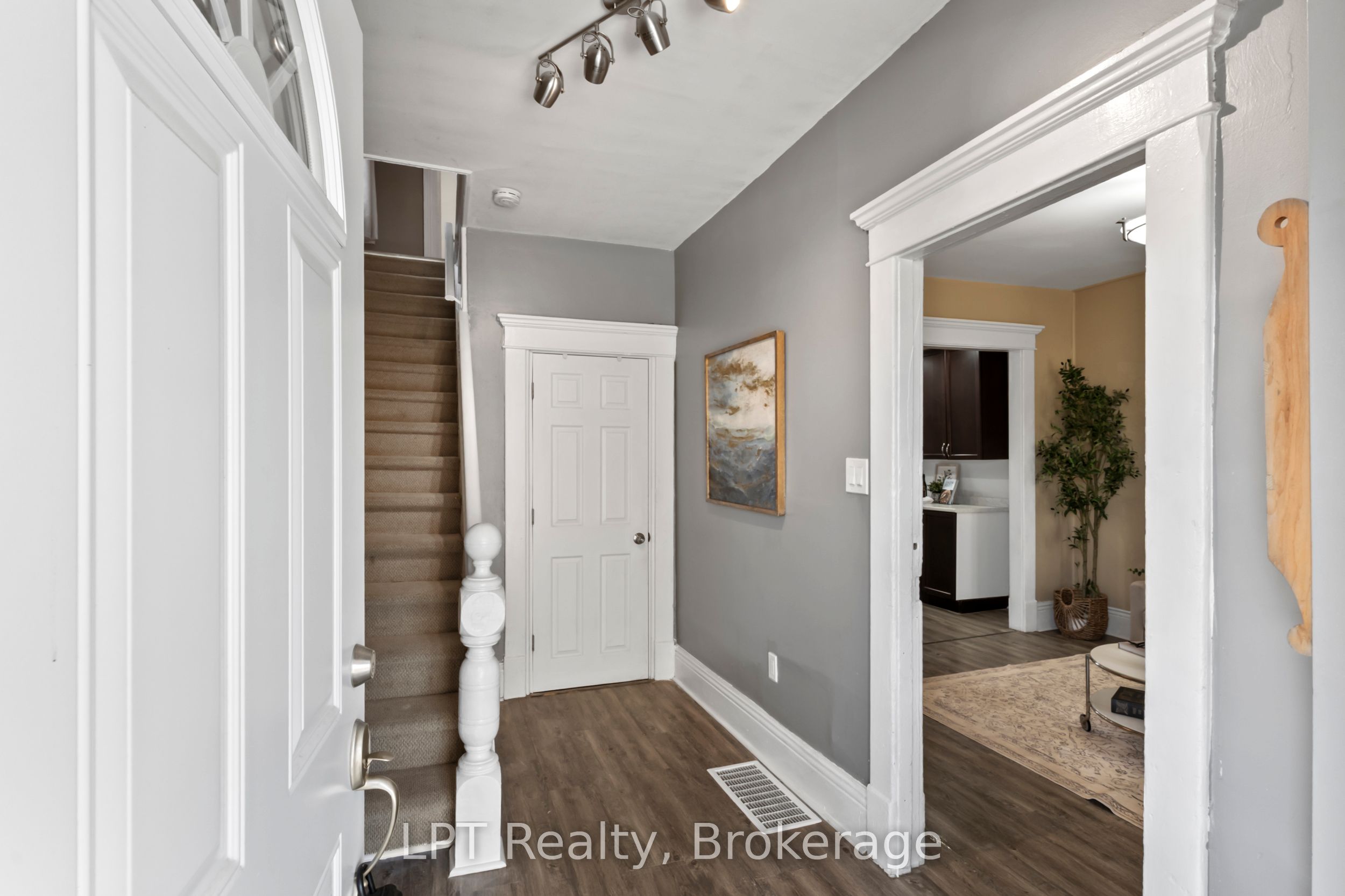 273 Bethune Street Property Photo 5